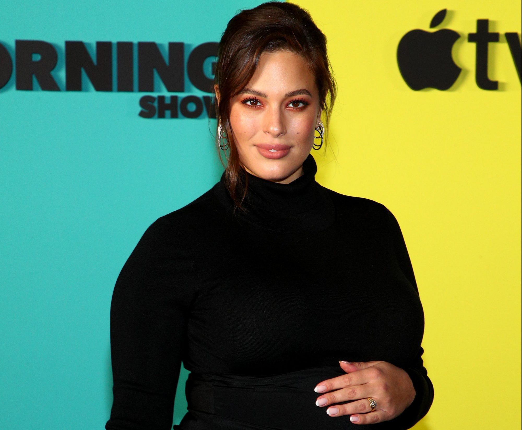 Ashley Graham: Κάνει Prenatal Yoga και μας υπενθυμίζει πως αυτή την εβδομάδα η γυμναστική πρέπει να γίνει προτεραιότητα