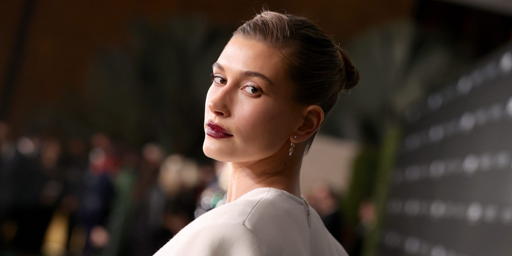 Hailey Bieber: Αποκαλύπτει το μυστικό της για ζουμερά χείλη