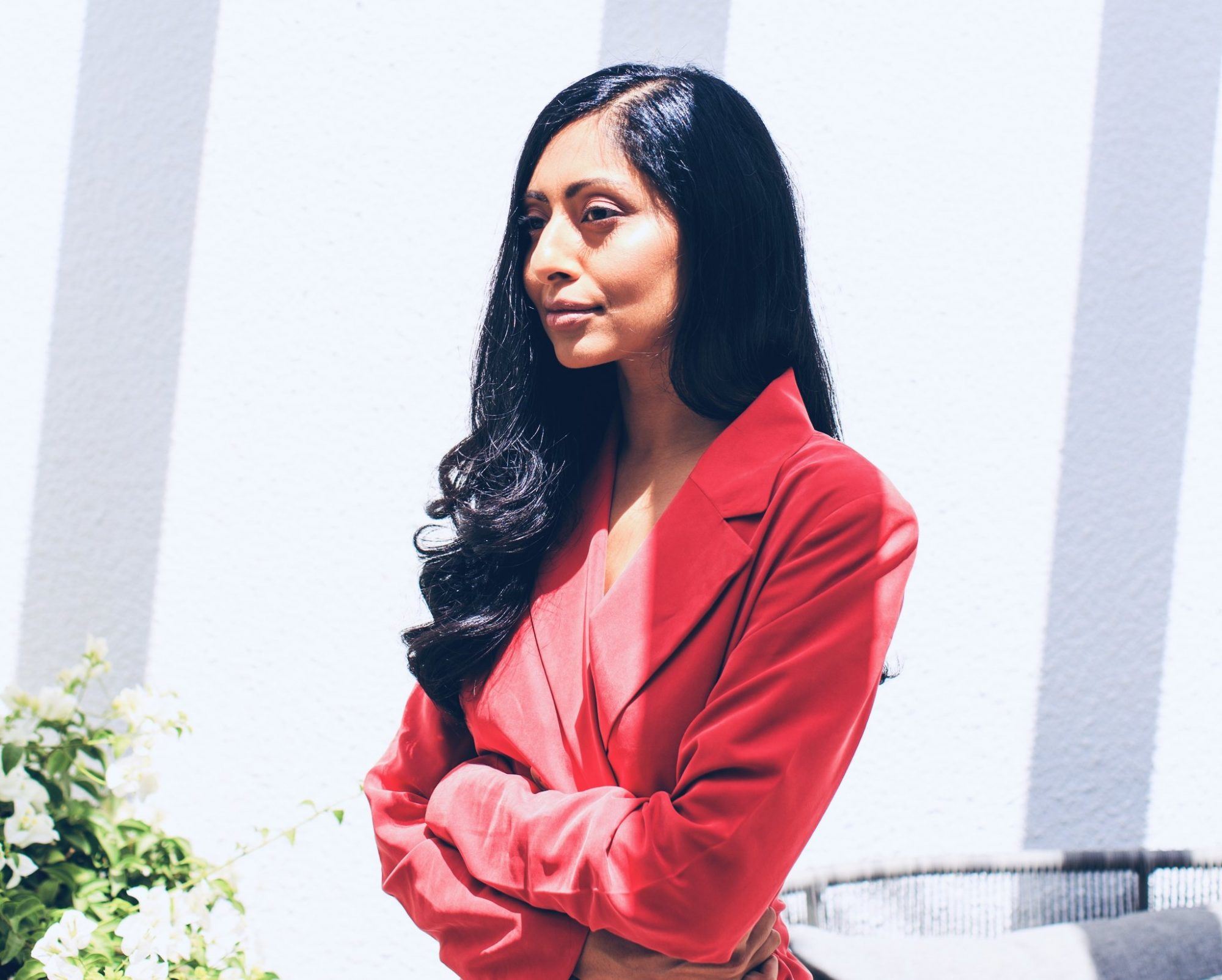 Avni Doshi: Η συγγραφέας της Καμένης Ζάχαρης μιλά στο ELLE