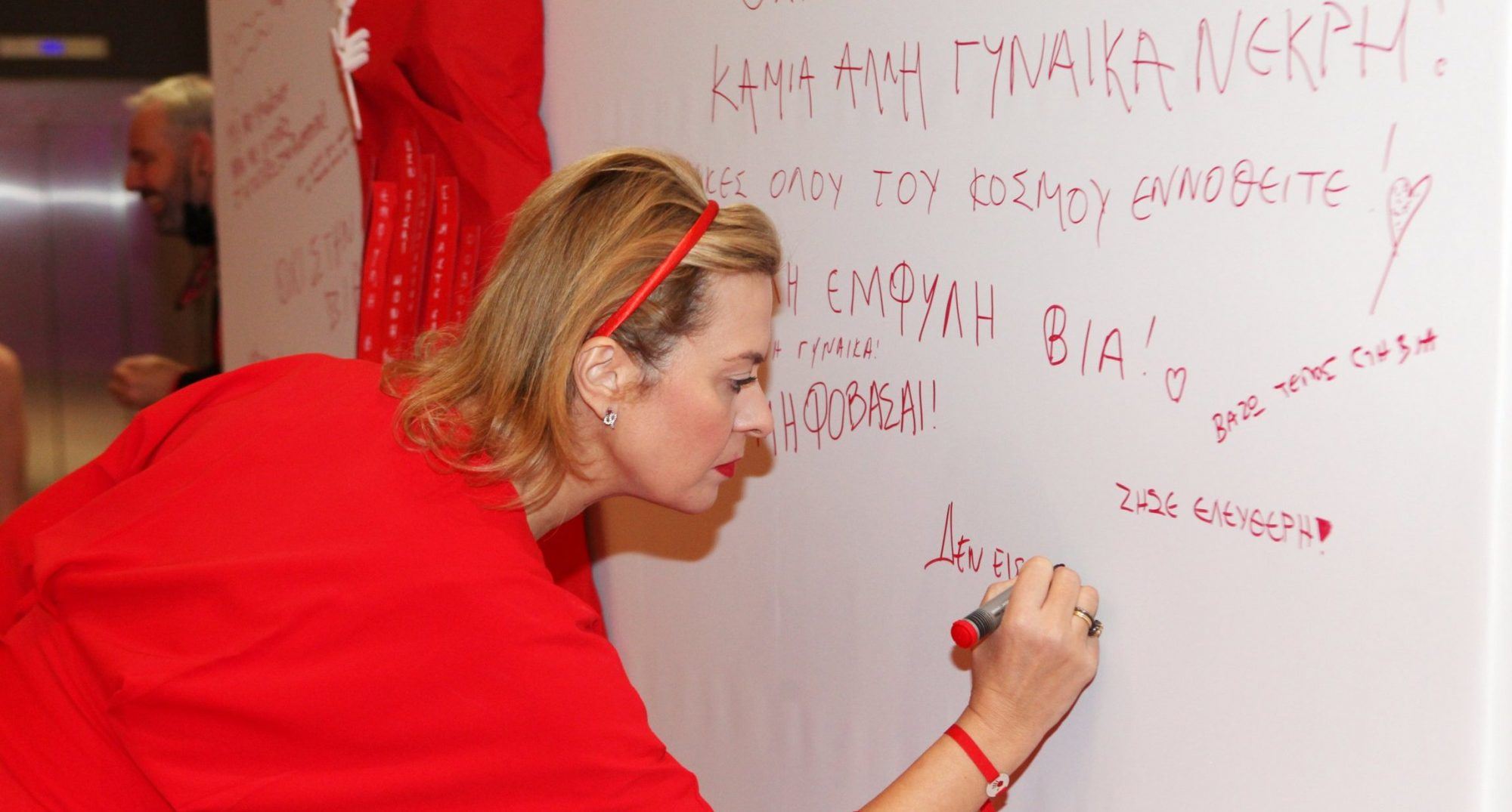 Χριστουγεννιάτικη εκδήλωση «REDress Event» με ηχηρό μήνυμα, στο One Salonica Outlet Mall!