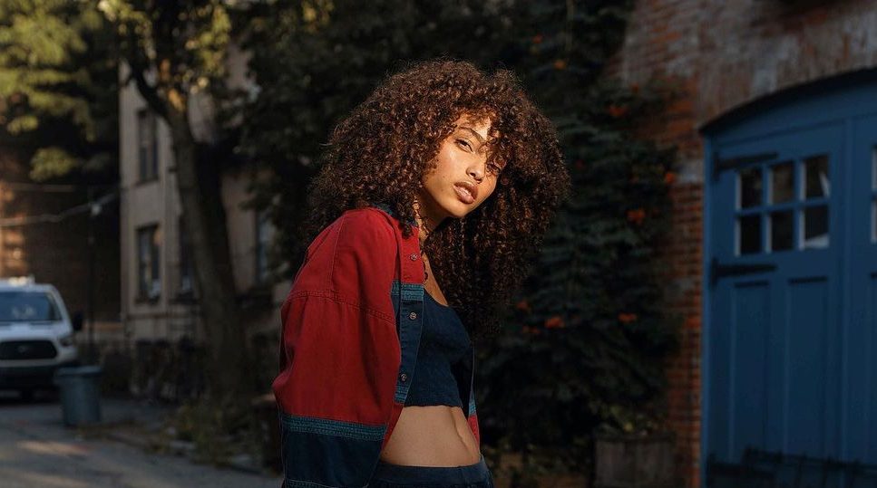 Σγουρά μαλλιά: Η απόλυτη σειρά περιποίησης για να «δαμάσεις» τις ατίθασες μπούκλες σου