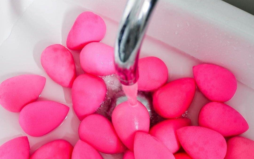 Το hack για να καθαρίσουμε το beauty blender μας σε 5'