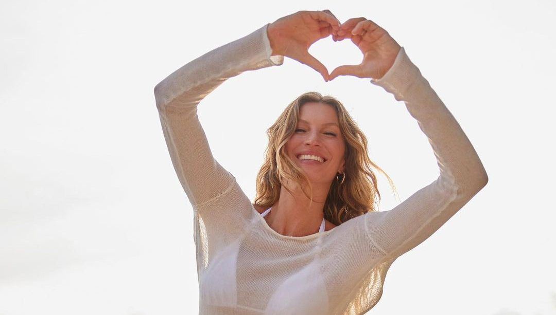 Gisele Bündchen: Σώζει θαλάσσια χελώνα που παγιδεύτηκε σε αλιευτικό δίχτυ (video)