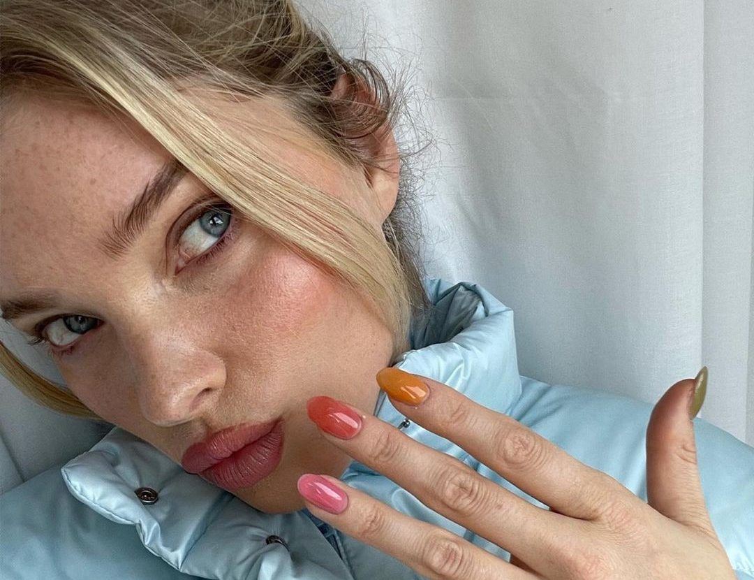 3 tie-dye nail trends από την Elsa Hosk