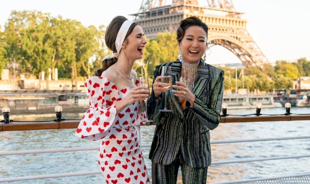 8 heart-print items εμπνευσμένα από το iconic φόρεμα της Emily In Paris που είναι ιδανικά για την Ημέρα του Αγίου Βαλεντίνου