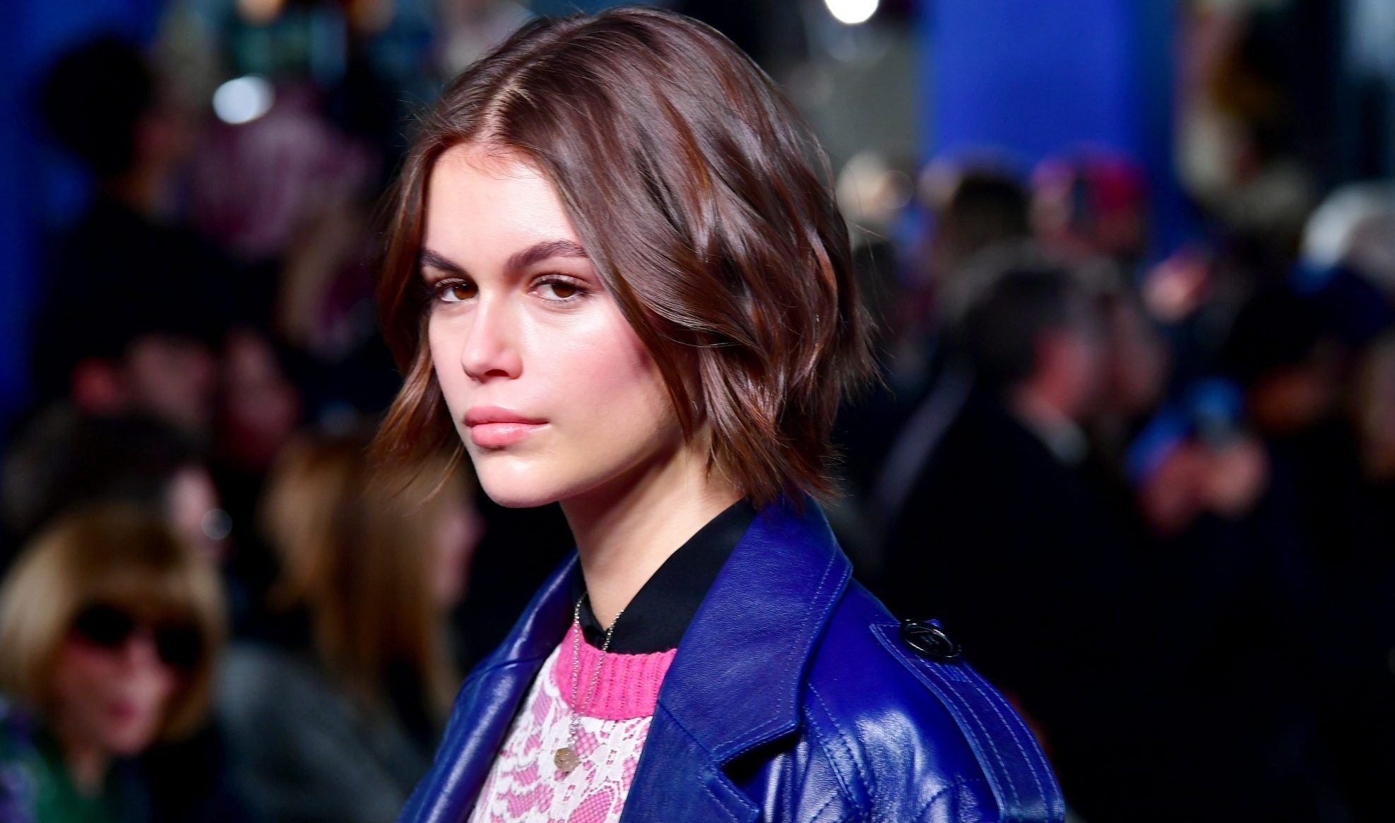 Η Kaia Gerber φοράει αυτήν την handbag (σχεδόν) με κάθε outfit