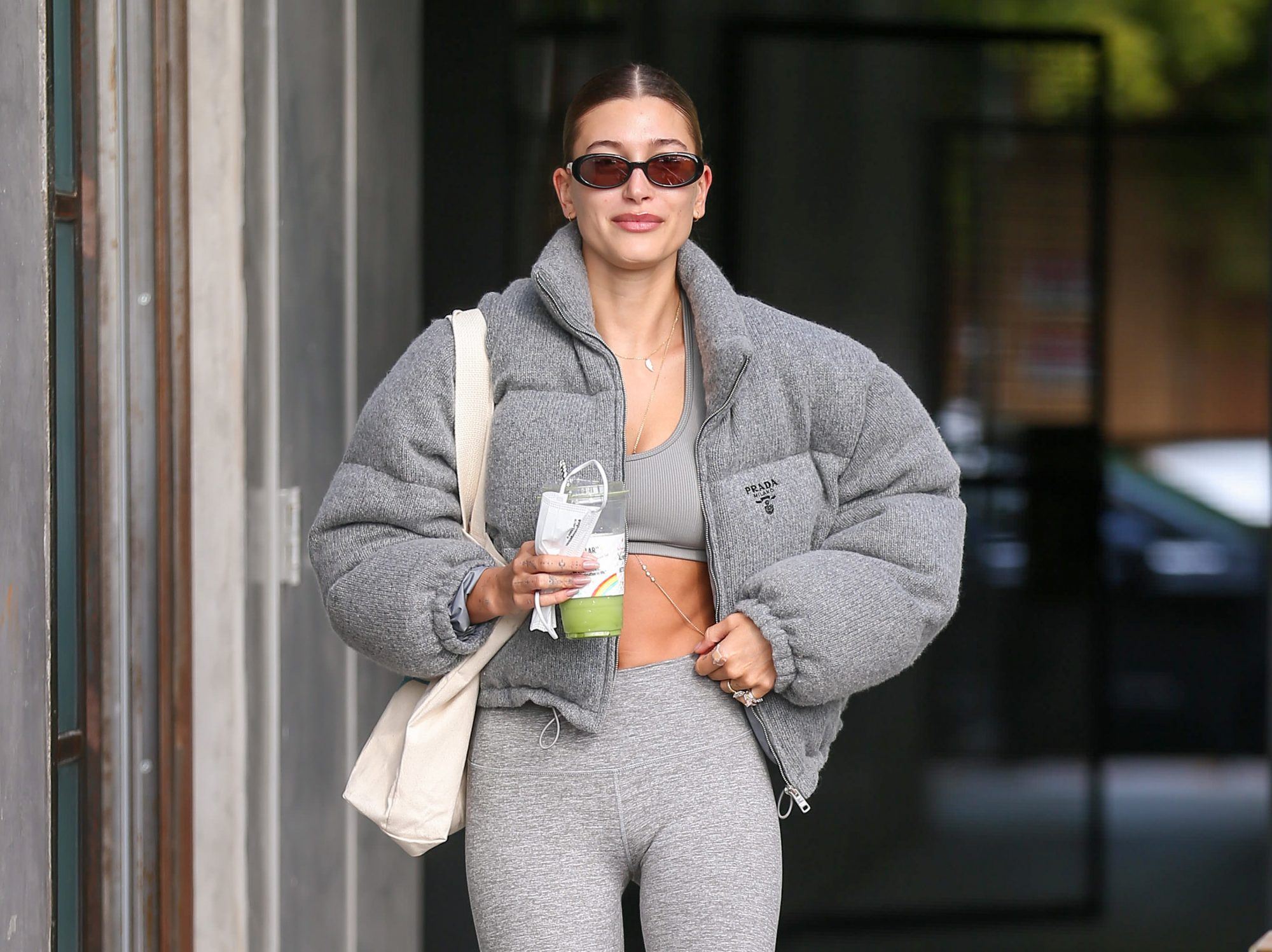 Το casual look της Hailey Bieber είναι ό,τι πρέπει για σήμερα