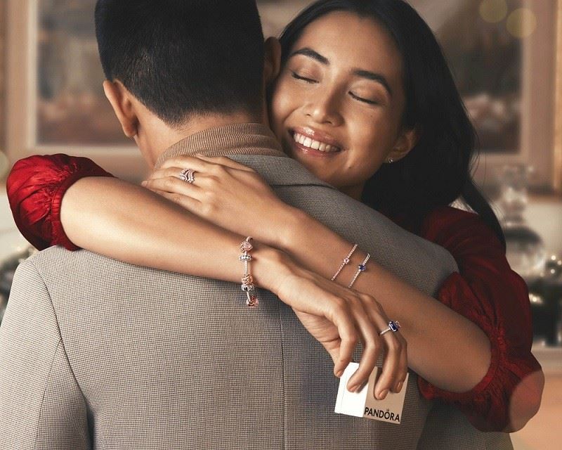 Pandora Moments Holiday Collection 2021: Μια πολυτελής συλλογή κοσμημάτων που υπόσχεται να απογειώσει κάθε look (γιορτινό και μη)