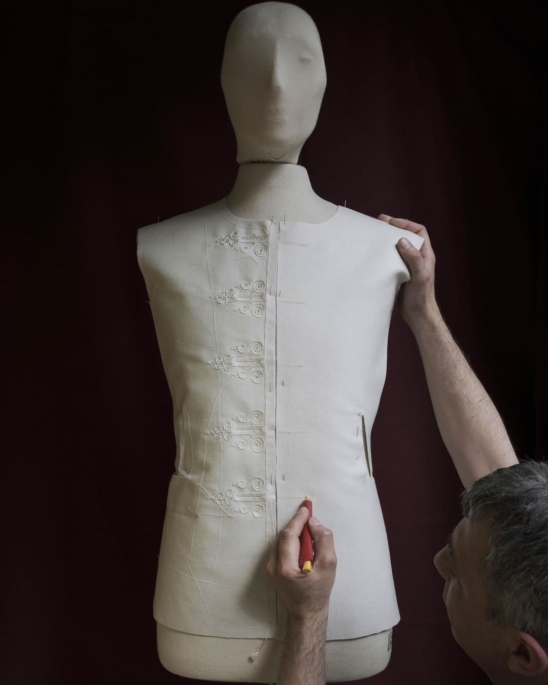 The Greek Βar Jacket: Το ταξίδι πίσω από τη δημιουργία της συλλογής Dior Cruise 2022 έγινε ντοκιμαντέρ και φέρει ελληνική υπογραφή