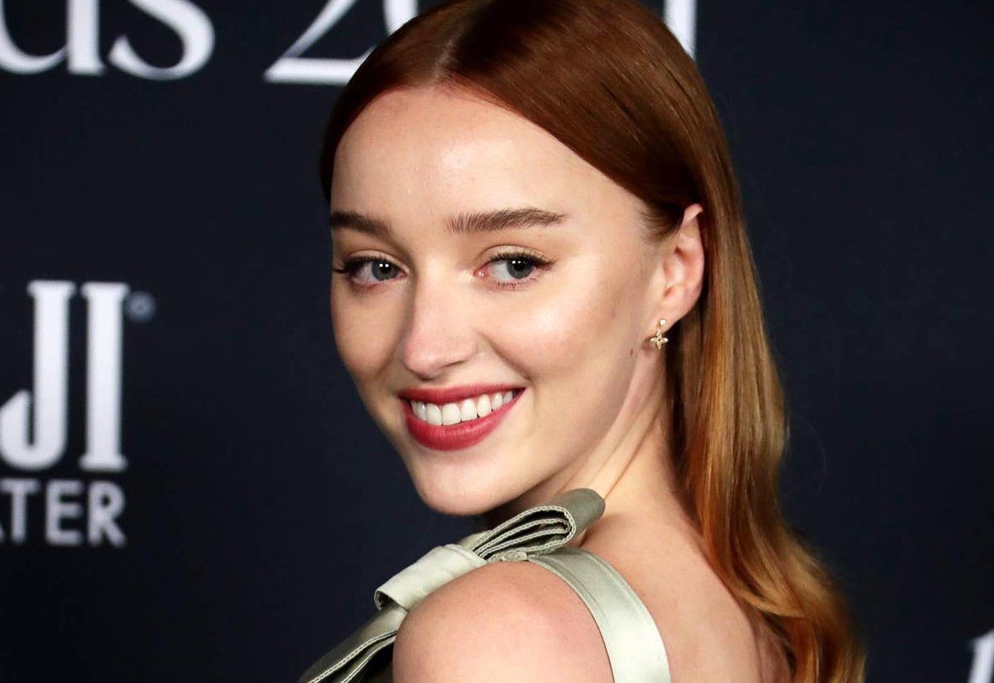 Η Phoebe Dynevor αποκαλύπτει το μυστικό πίσω από την υγιή λάμψη της επιδερμίδας της