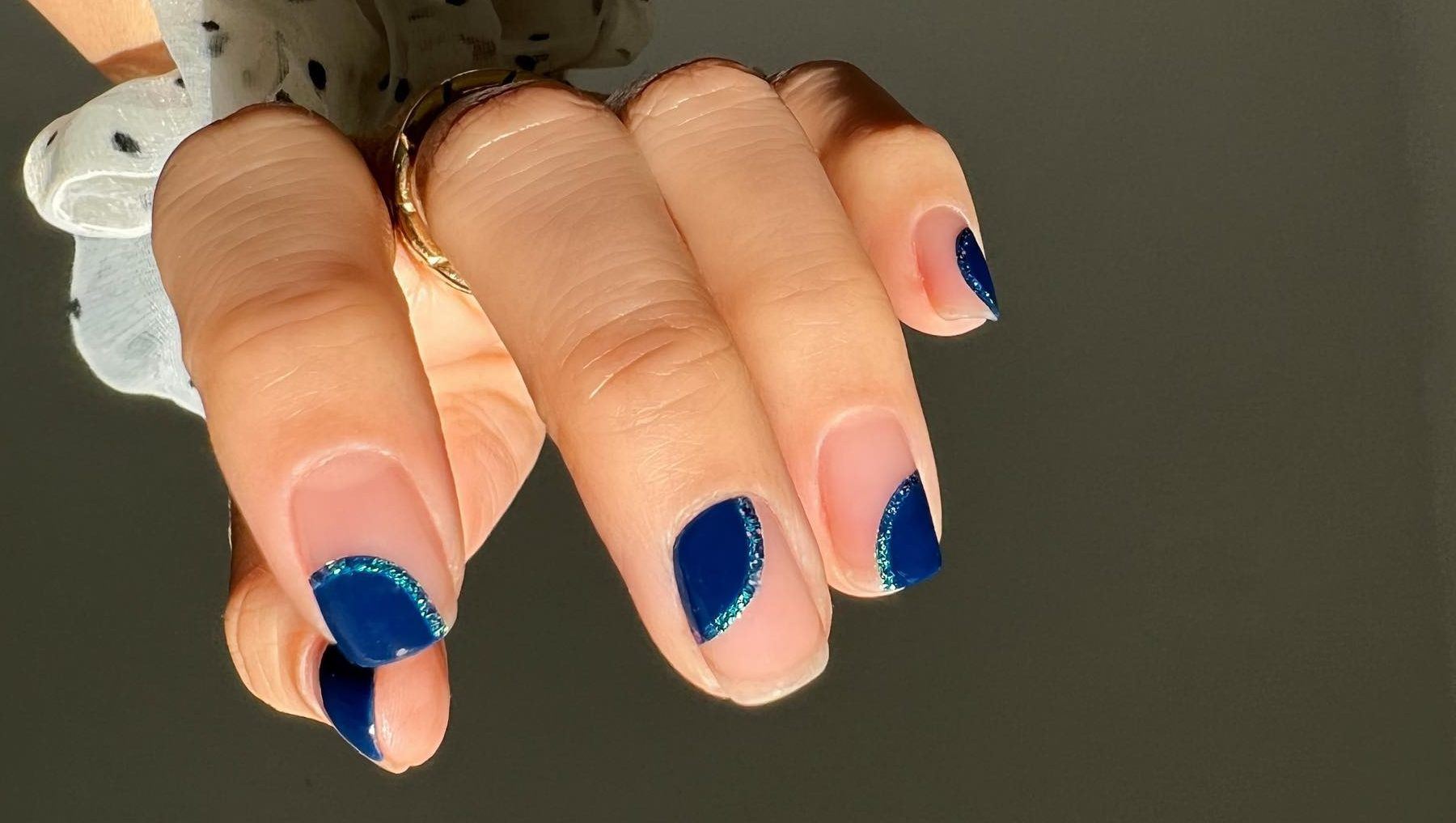 Negative space nails: Αυτό θα είναι το επόμενο μανικιούρ μας