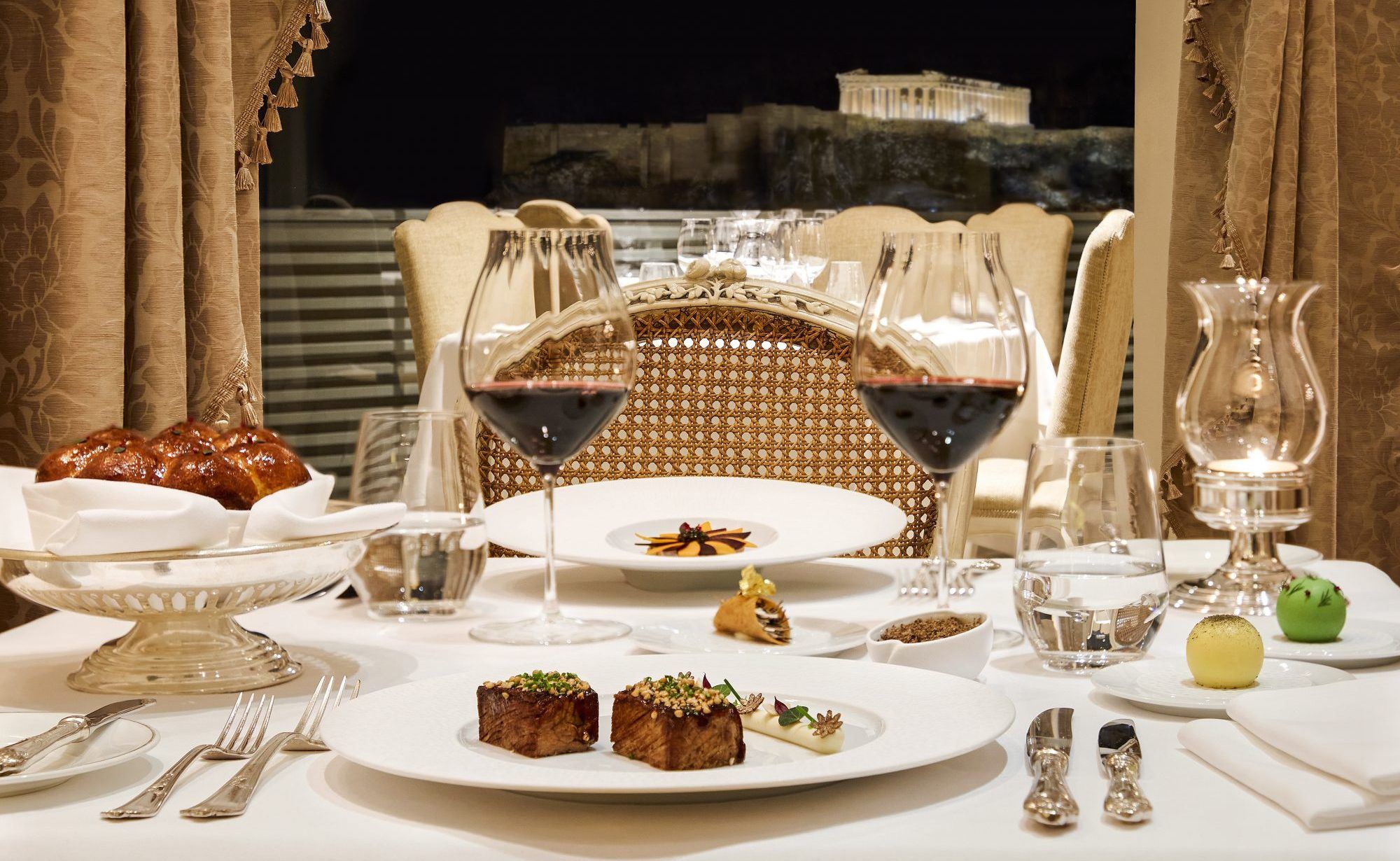Το ανανεωμένο Tudor Hall Restaurant μας προσκαλεί σε ένα καινούργιο γευστικό ταξίδι