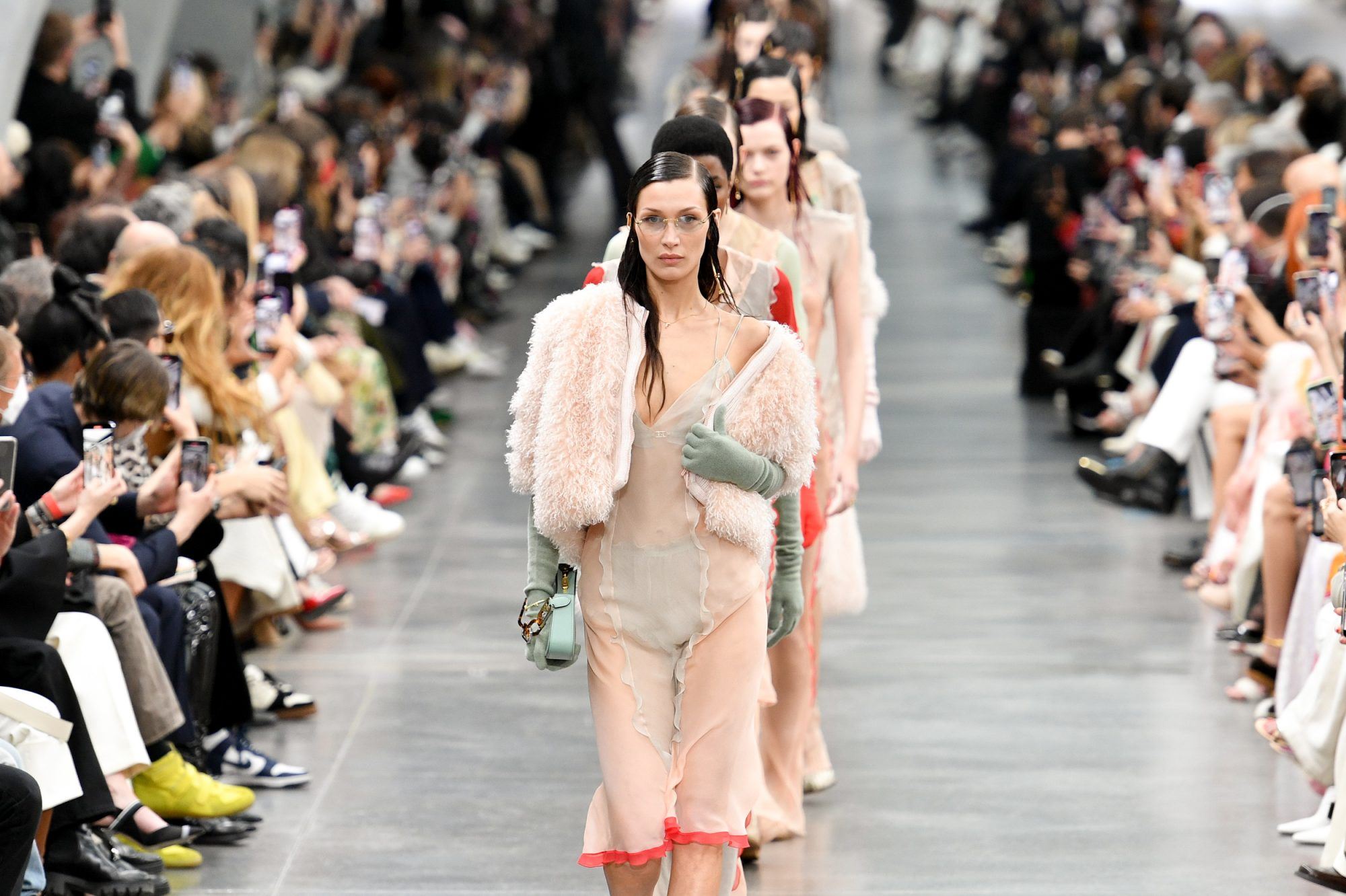 Fendi FW'22: Το power dressing αποκτά μία σύγχρονη (ακόμα πιο θηλυκή), σχεδόν ερωτική εκδοχή