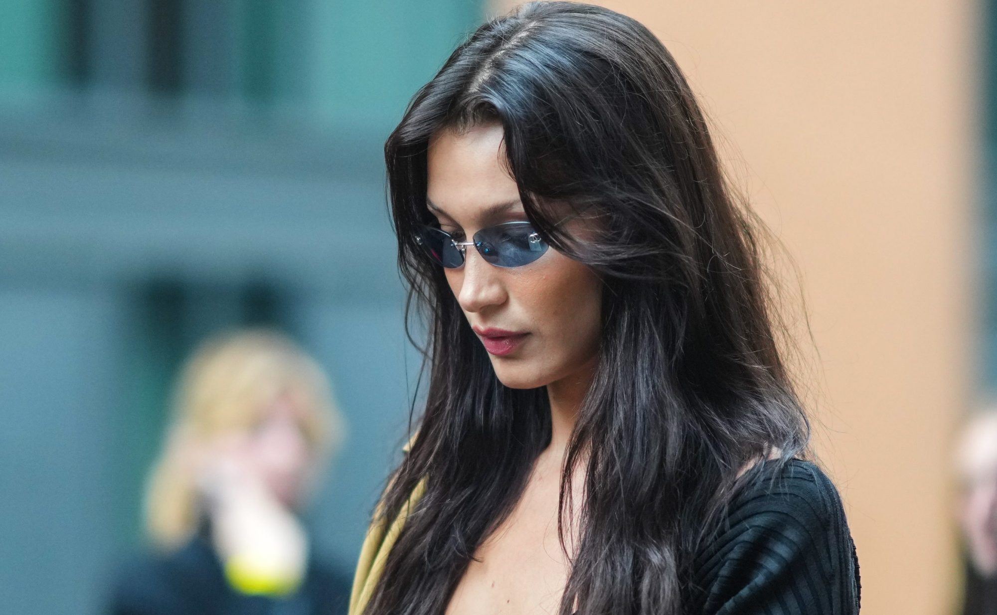 Το micro-trend που εμπιστεύονται οι Dua Lipa και Bella Hadid όταν θέλουν να απογειώσουν τα look τους