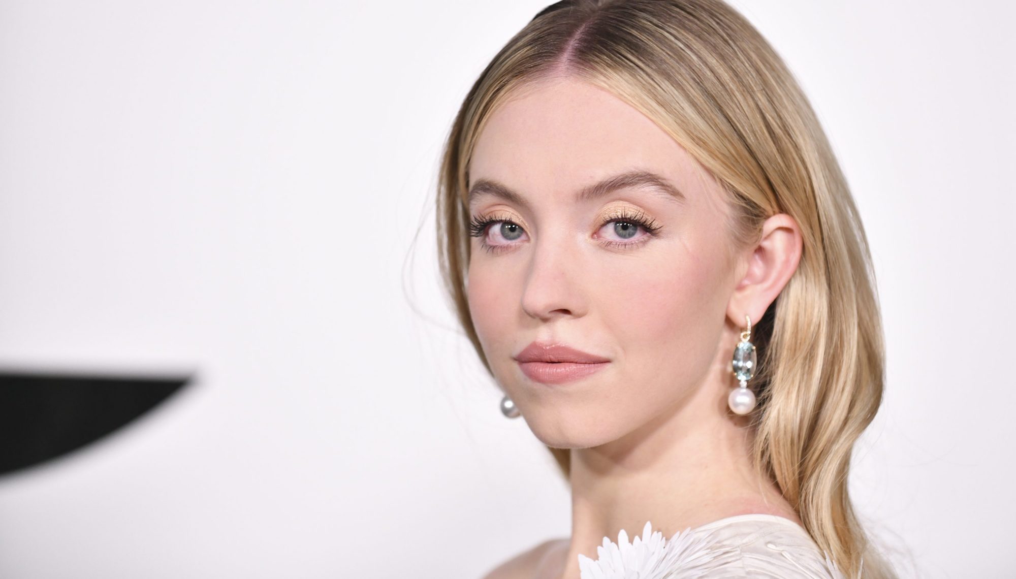 Sydney Sweeney: Η πρωταγωνίστρια της σειράς «Euphoria» αποκαλύπτει ποιο είναι το αγαπημένο της concealer