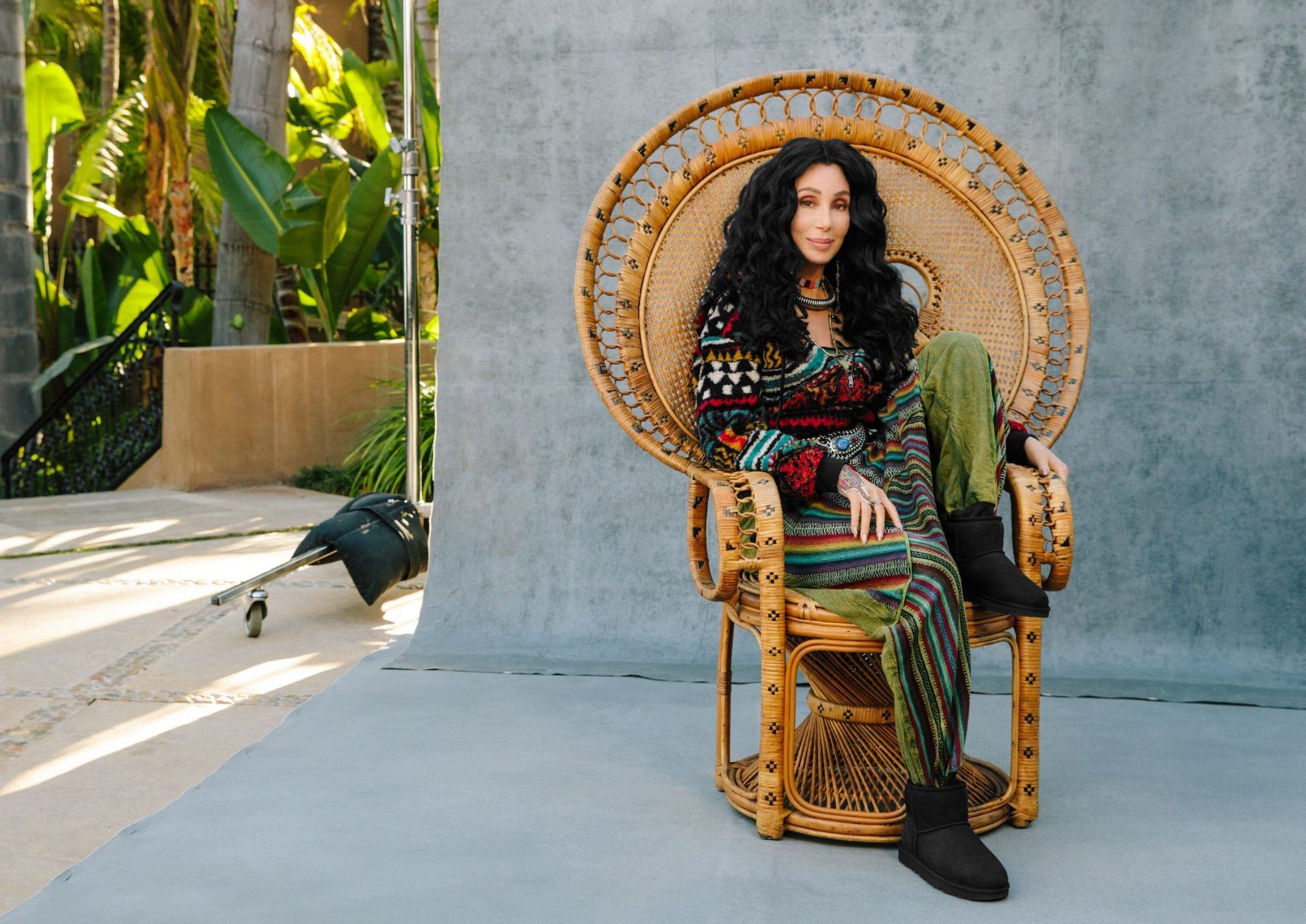 Cher is getting cozy: Η θρυλική σταρ είναι το νέο πρόσωπο της Ugg