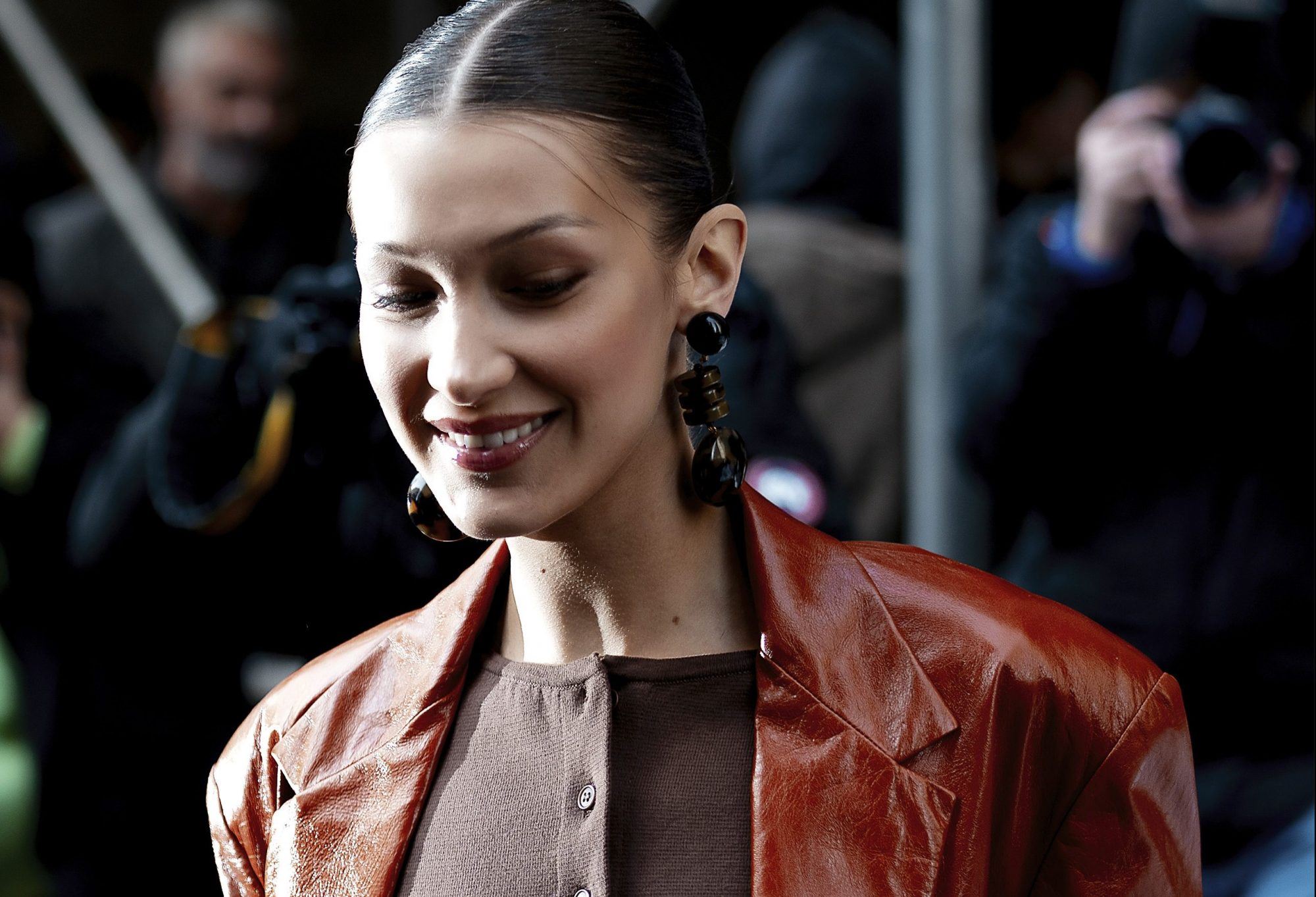 Bella Hadid: Το μυστικό με το οποίο αναζωογονεί την επιδερμίδα της δεν κοστίζει ούτε €1