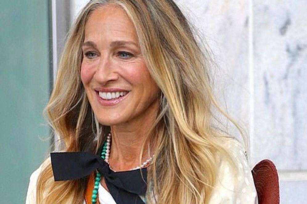 Sarah Jessica Parker: H hair expert της αποκαλύπτει τα μυστικά πίσω από τα λαμπερά ξανθά μαλλιά της ηθοποιού