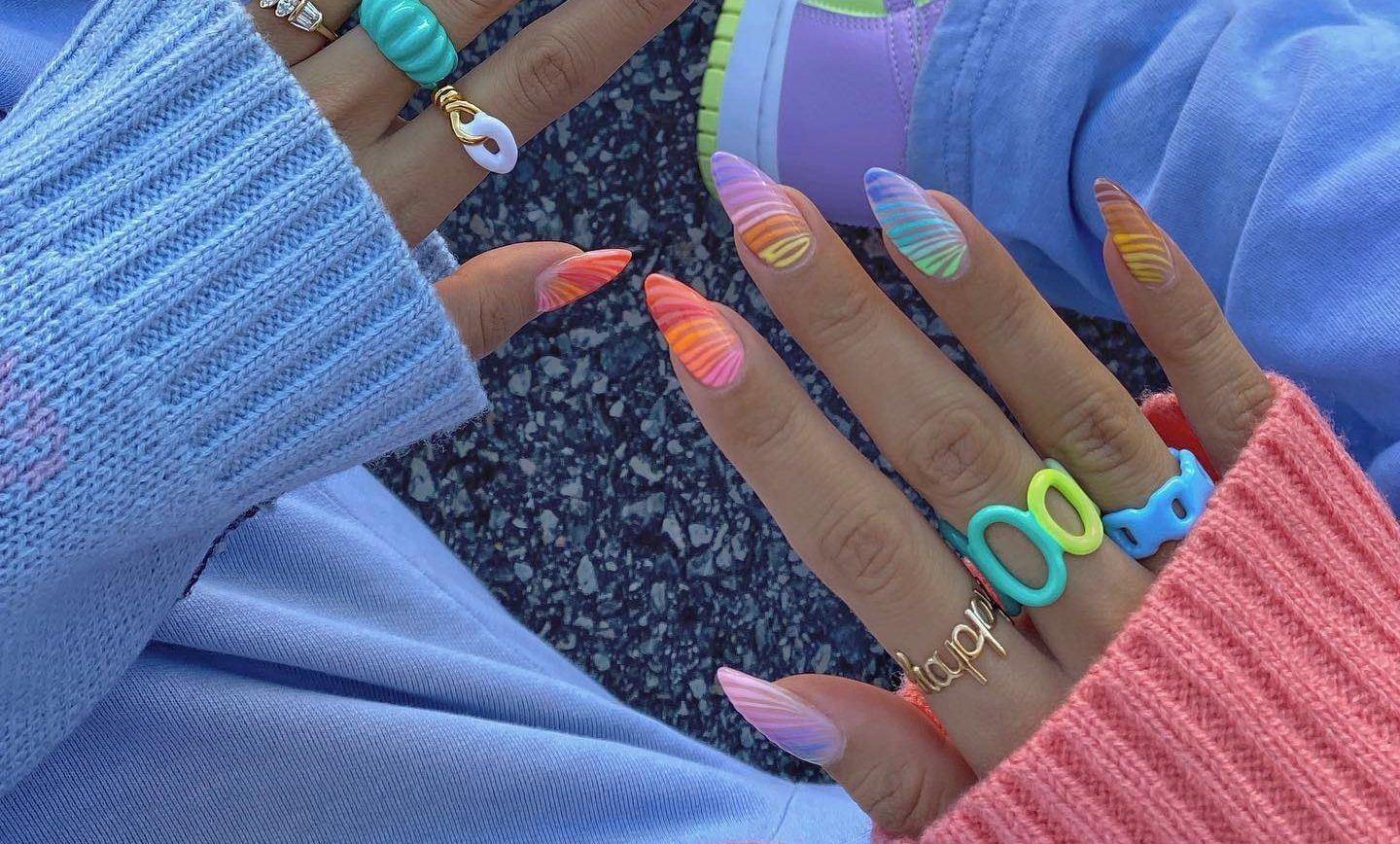 Rainbow Mani: Σπάσε την μουντάδα του βροχερού καιρού με το μανικιούρ σου