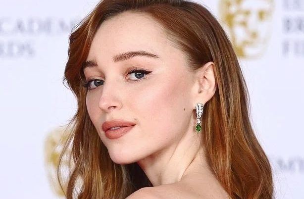 Phoebe Dynevor: Το μυστικό πίσω από τα καλοσχηματισμένα φρύδια της