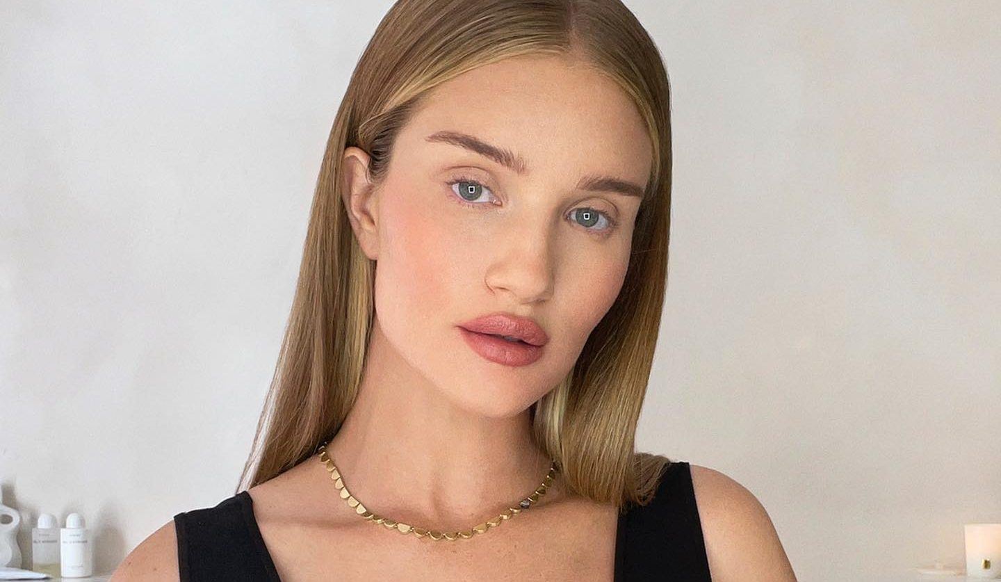 Rosie Huntington-Whiteley: Το απροσδόκητο beauty item που χρησιμοποιεί για να διώξει την ακμή