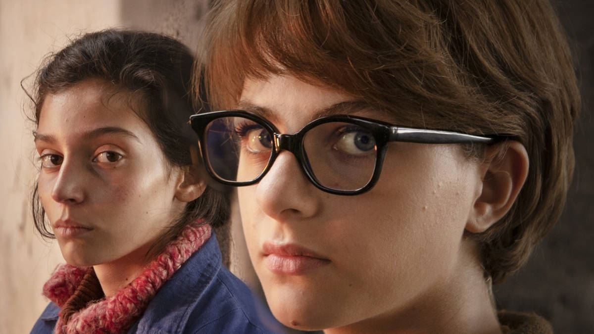 Οι πρωταγωνίστριες της σειράς My Brilliant Friend που βασίζεται στη διάσημη Τετραλογία της Νάπολης της Elena Ferrante μιλούν στο ELLE