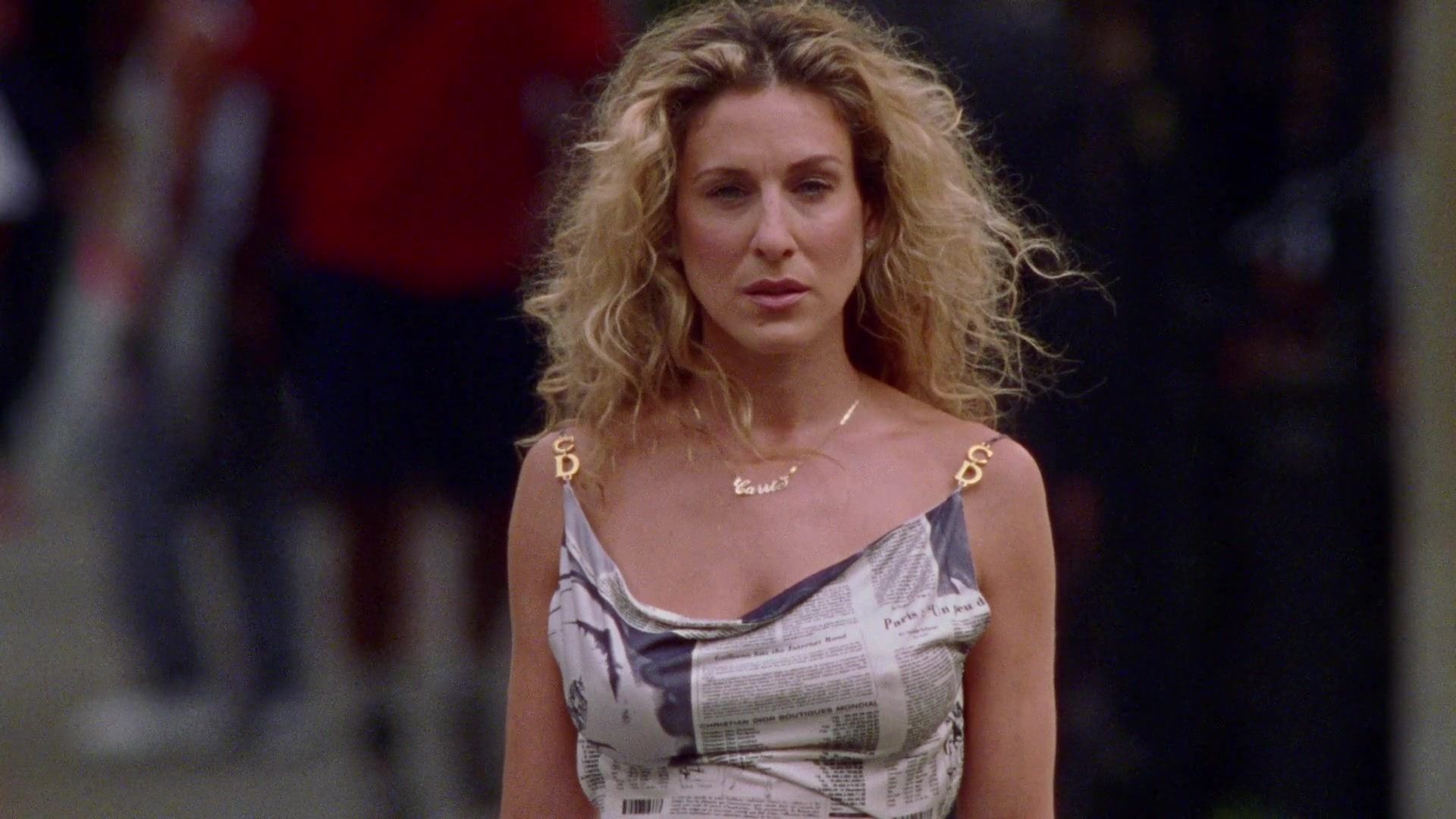 Ποια μπορεί να ξεχάσει το newspaper dress της Carrie Bradshaw; Έχουμε βρει την τέλεια αντιγραφή