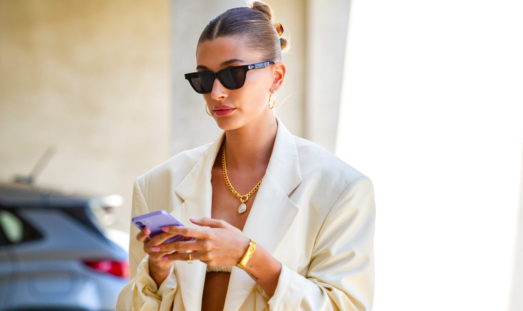 Το αγαπημένο hair accessory της Hailey Bieber μας γυρνάει πίσω στα '00s