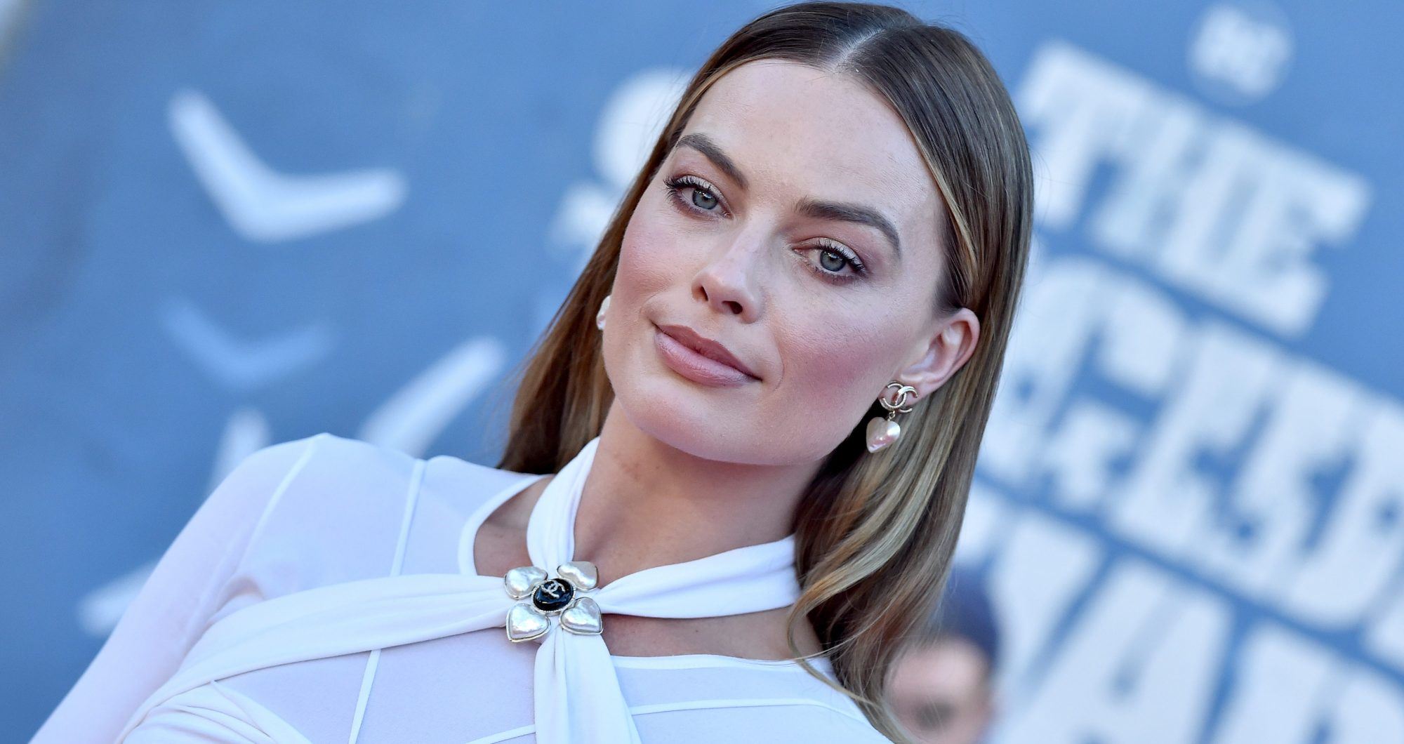 Margot Robbie: Το beauty item που δεν λείπει ποτέ από την τσάντα της