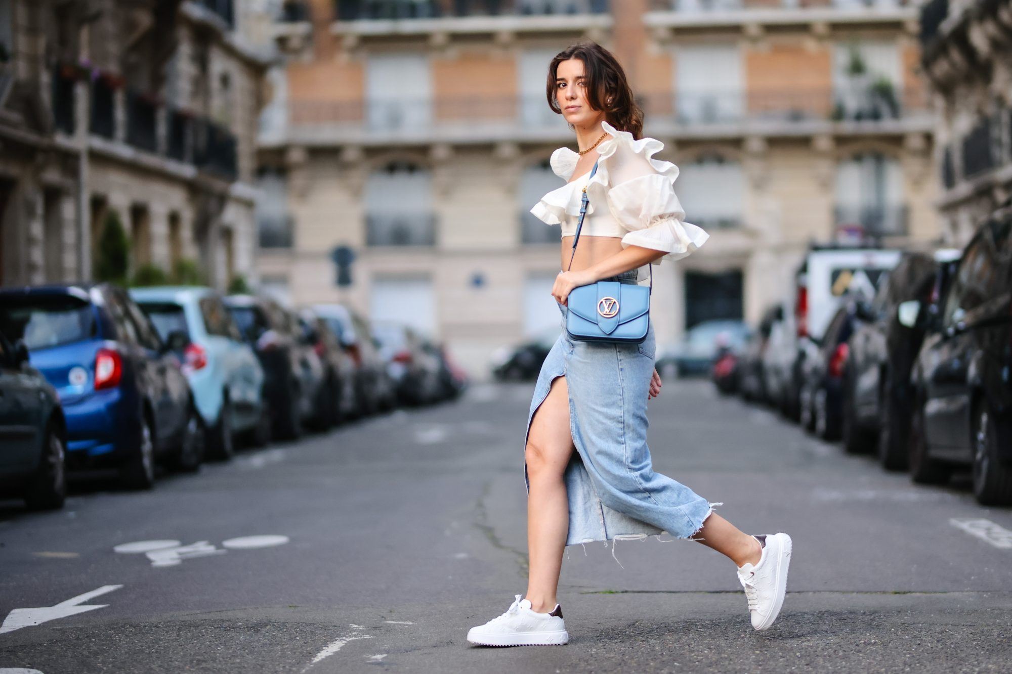 Ξέχνα τα jeans! Αυτήν την άνοιξη τον πρώτο λόγο έχουν οι denim φούστες