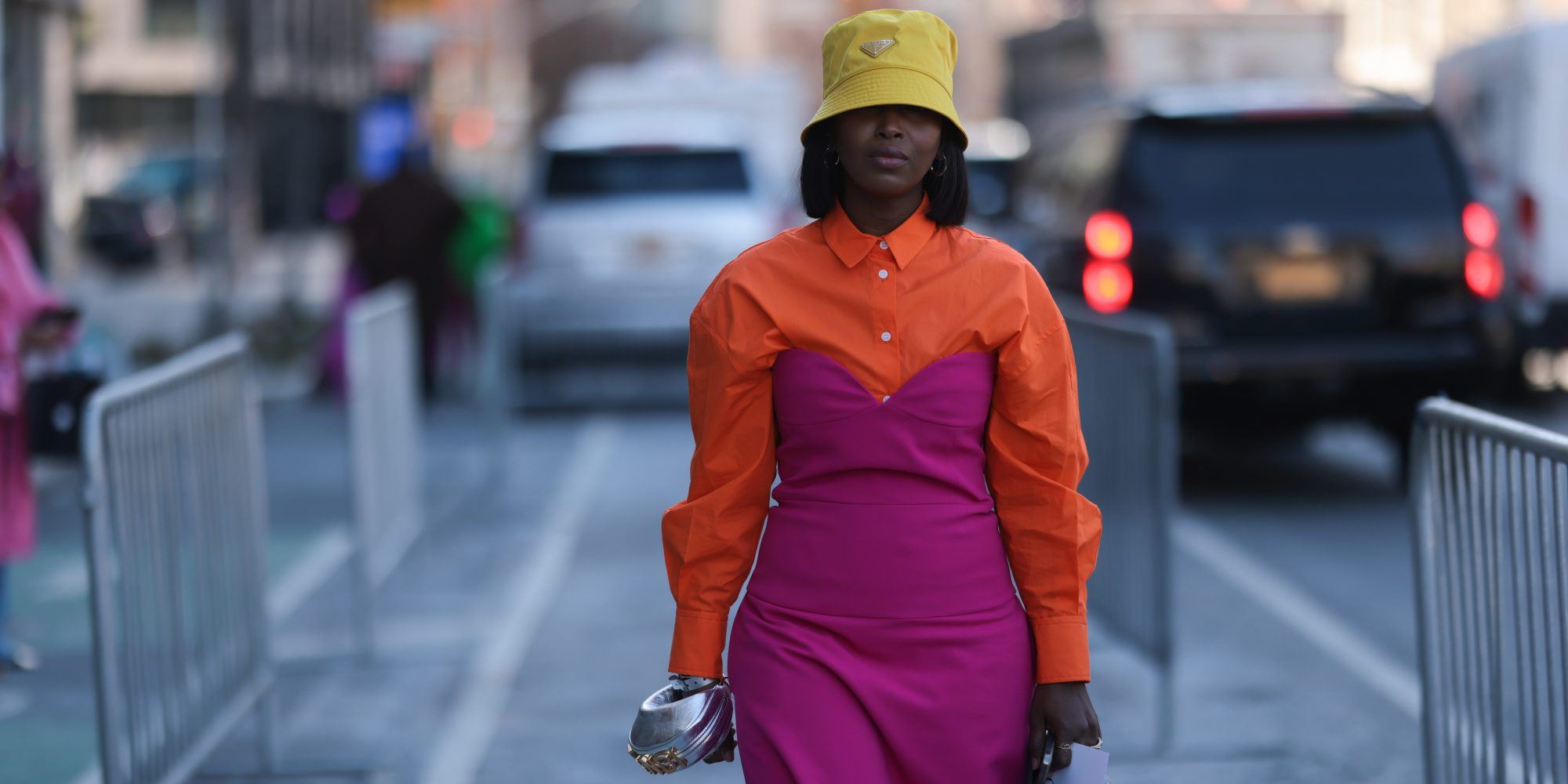 Bright shirts: 10 chic τρόποι για να συνδυάσεις τη νέα τάση
