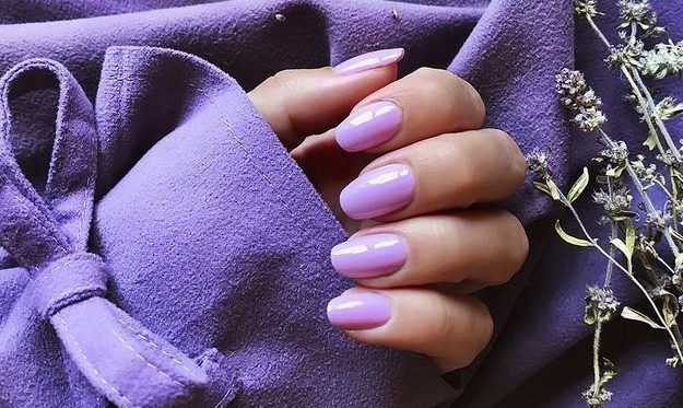 Very Peri Nails: Το μανικιούρ μας βουτά στην πιο hot απόχρωση της σεζόν