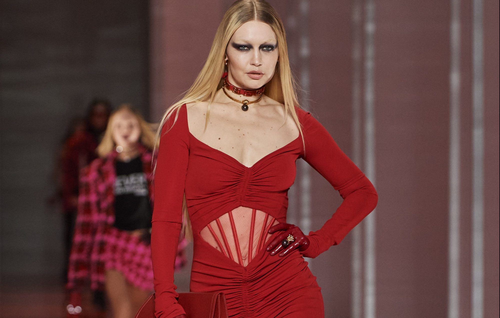 Red from head to toe: Το νέο trend και πώς θα το κάνεις να δείχνει πιο κομψό από ποτέ