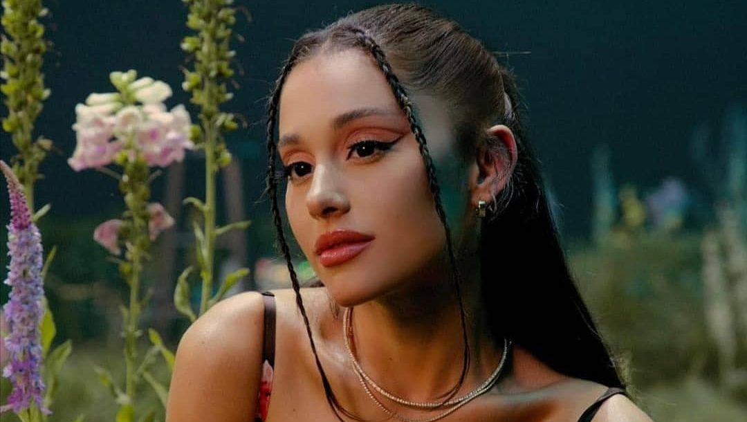 Water Waves: Η Ariana Grande απογείωσε το hair trend, για το οποίο όλοι μιλούν τώρα