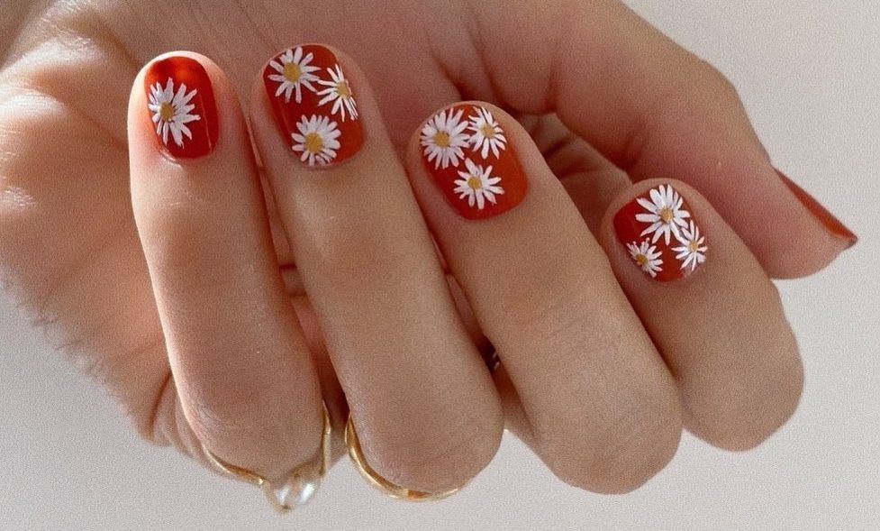 Βρήκαμε τα πιο chic floral μανικιούρ της άνοιξης