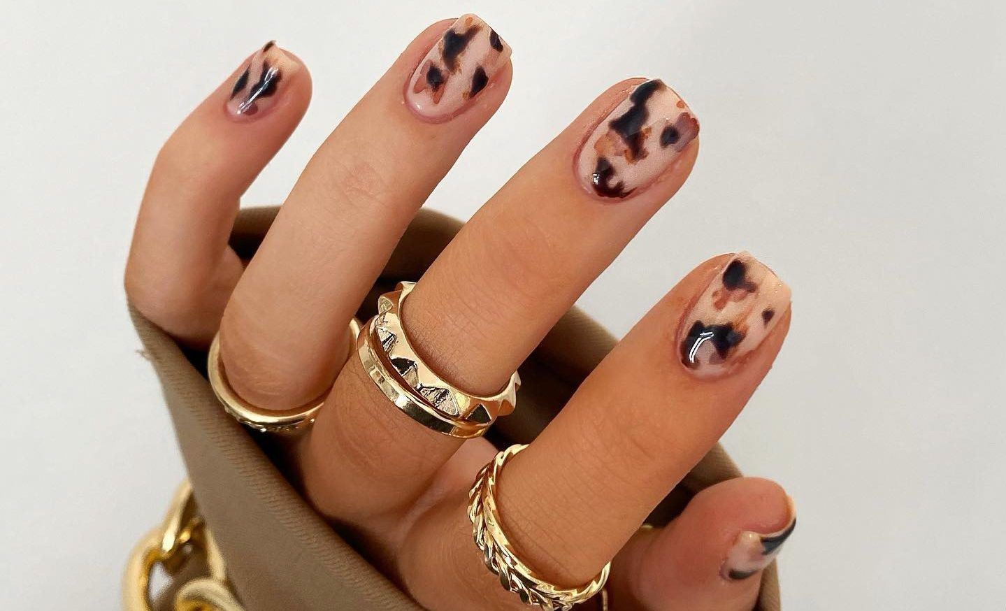Brown Nails: 7 ιδέες για όσες λατρεύουν τα ουδέτερα χρώματα