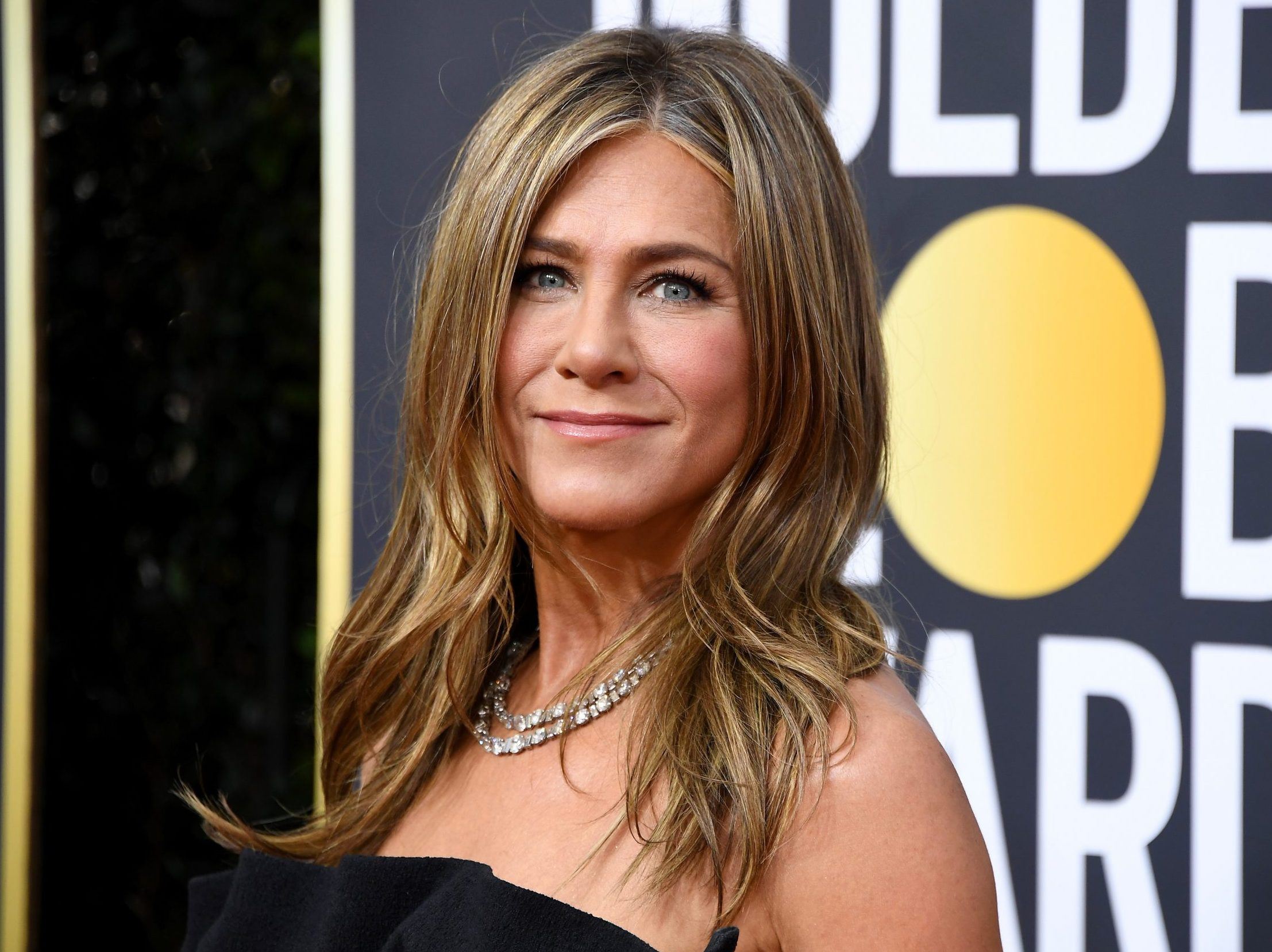 Τα αγαπημένα sneakers της Jennifer Aniston μπορούν επιτέλους να γίνουν (και!) δικά μας