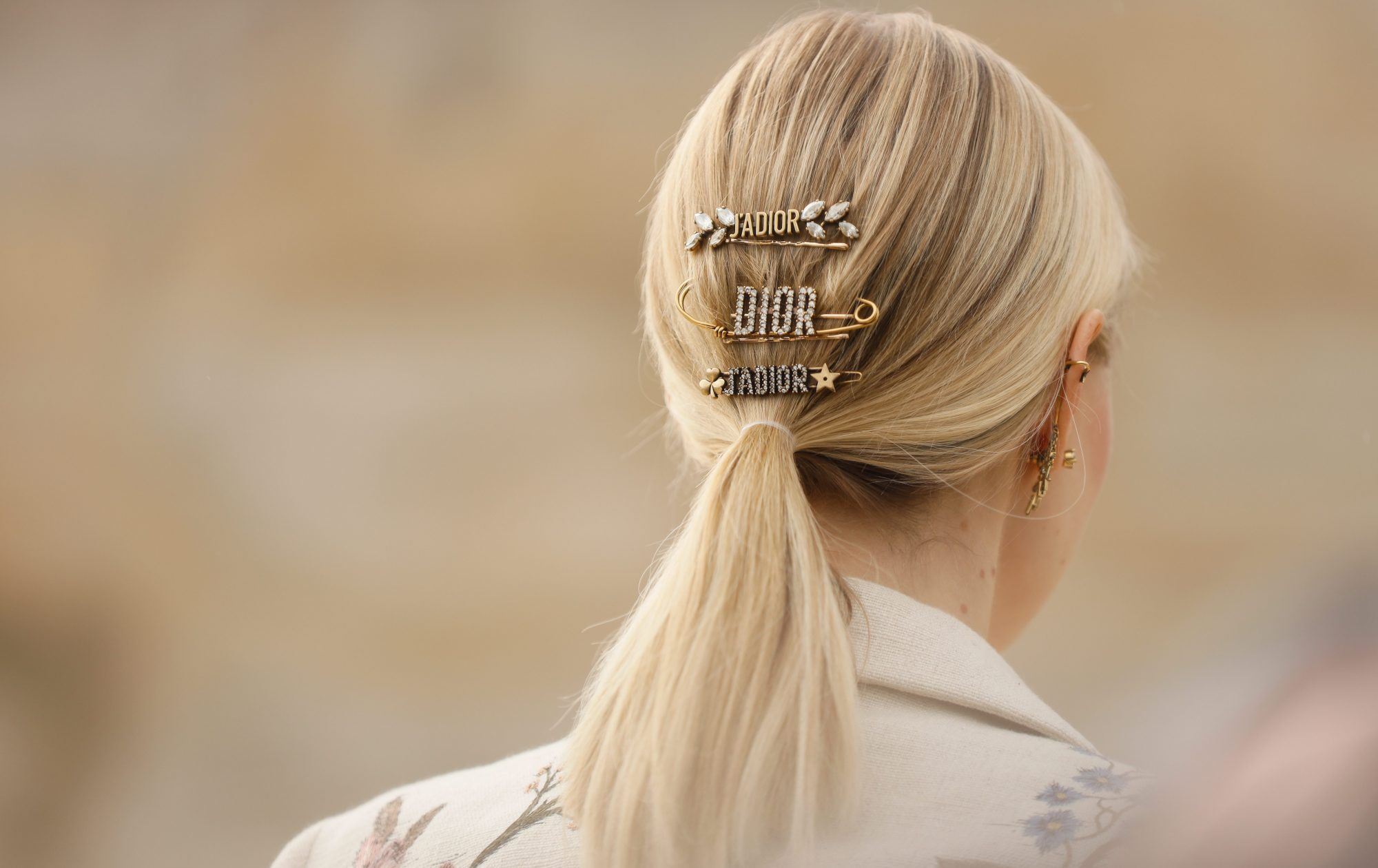 Mid-long Hair: 6+1 stylish χτενίσματα που θα αναδείξουν το μεσαίο μήκος των μαλλιών σου
