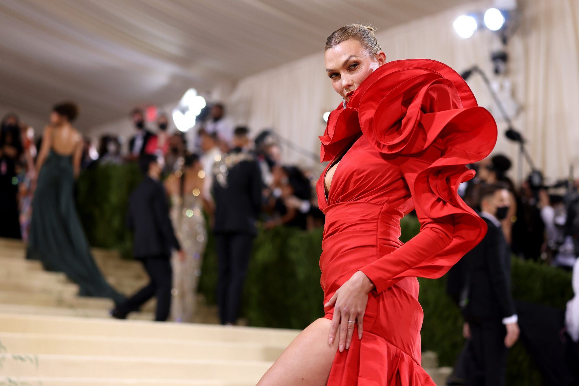Get The Look: Η Karlie Kloss μας βγάζει τα γυαλιά, απογειώνοντας το neon trend
