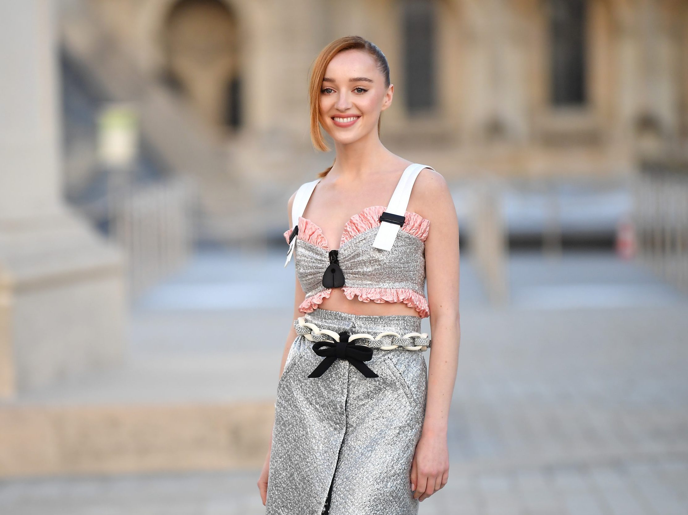 Phoebe Dynevor: Τα μυστικά πίσω από το λαμπερό copper χρώμα των μαλλιών της