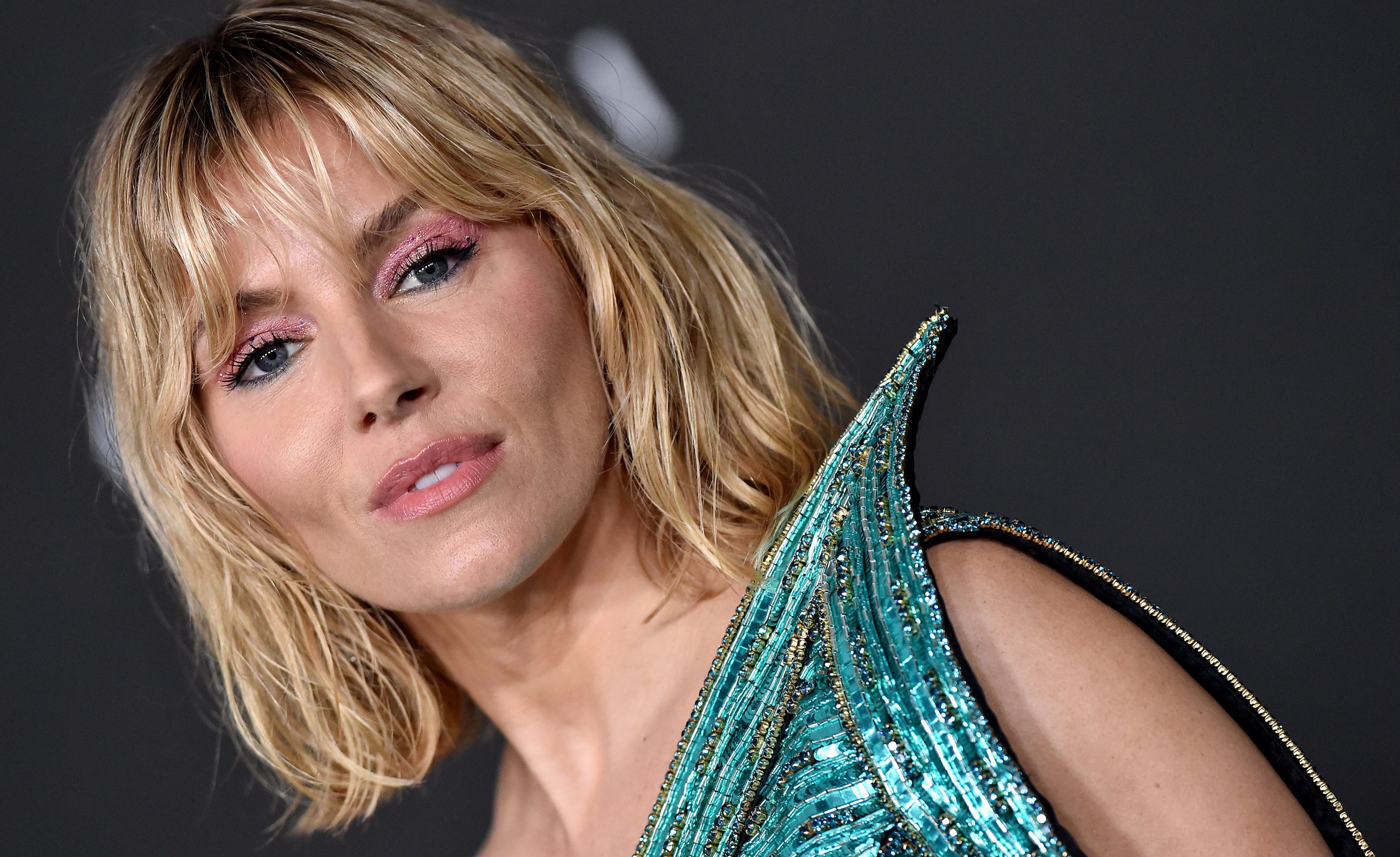 Η Sienna Miller μόλις φόρεσε τον πιο '90s skirt-and-shoe συνδυασμό. Shock!