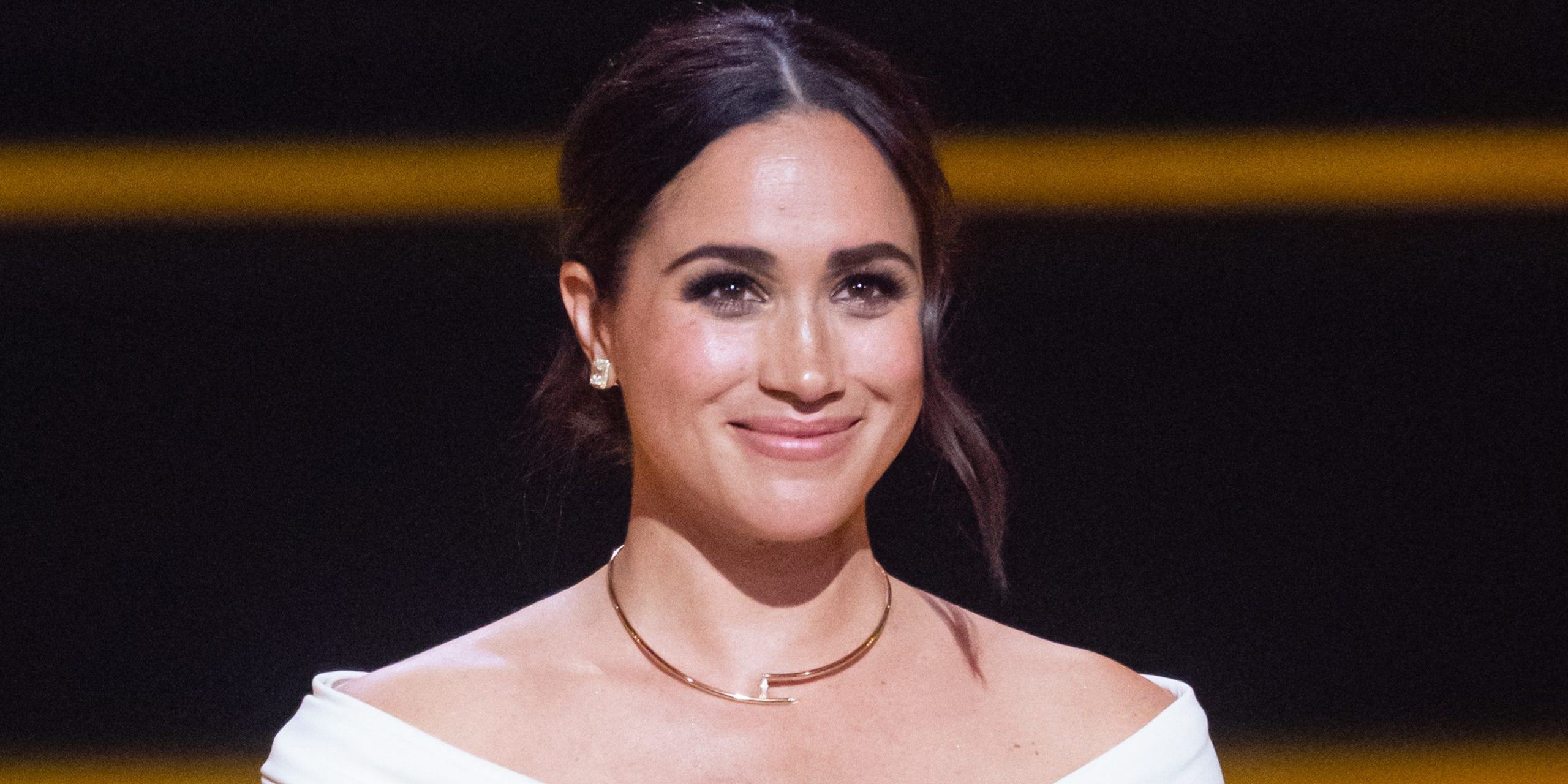 Η Meghan Markle έκανε το χαμηλοκάβαλο παντελόνι να φαίνεται super chic με ένα μόνο κλασικό item