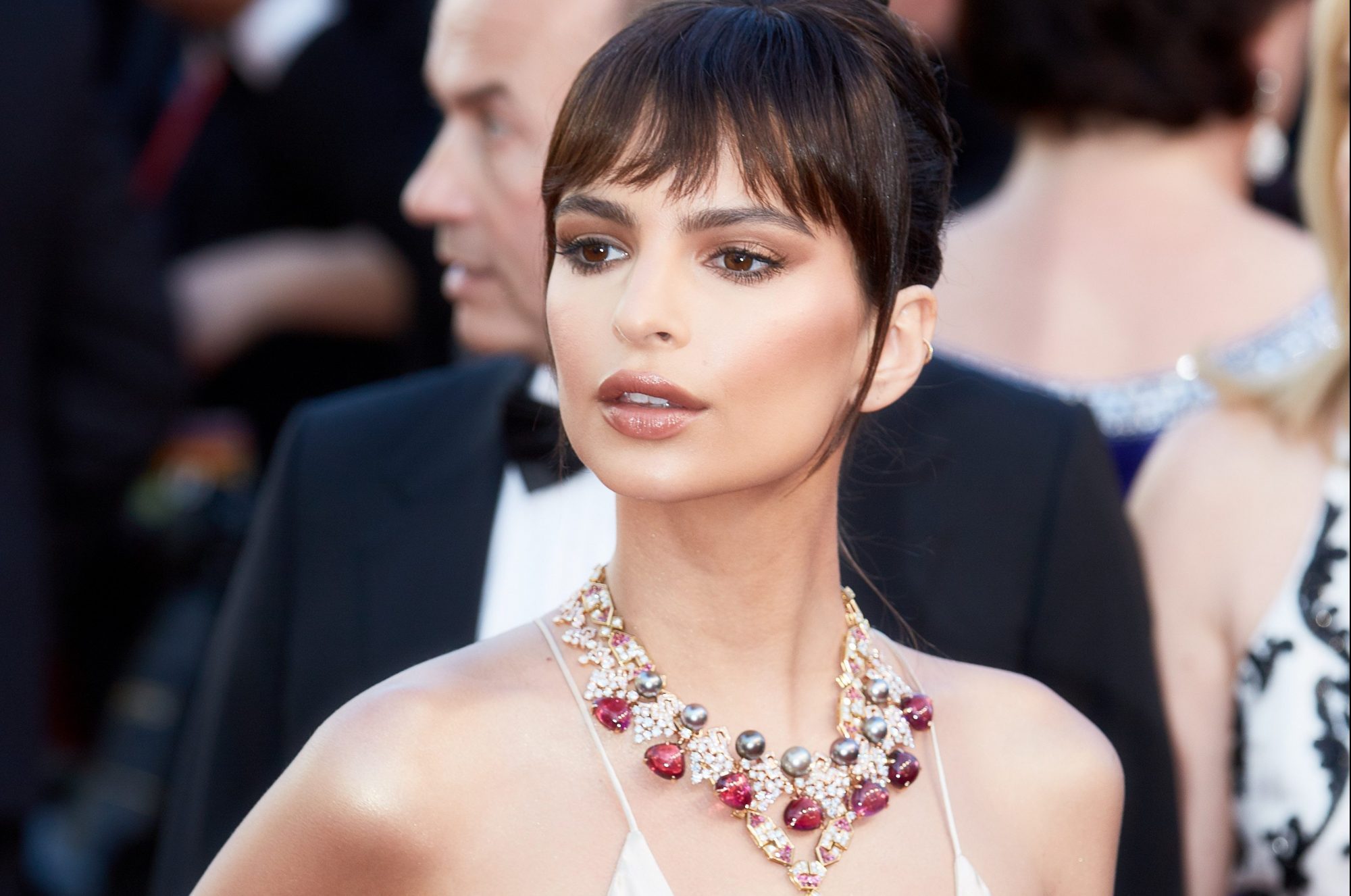 Baby Bangs: 4 τρόποι για να κάνεις άψογο styling στις μικροσκοπικές αφέλειές σου (όσο δύσκολο και αν μοιάζει)