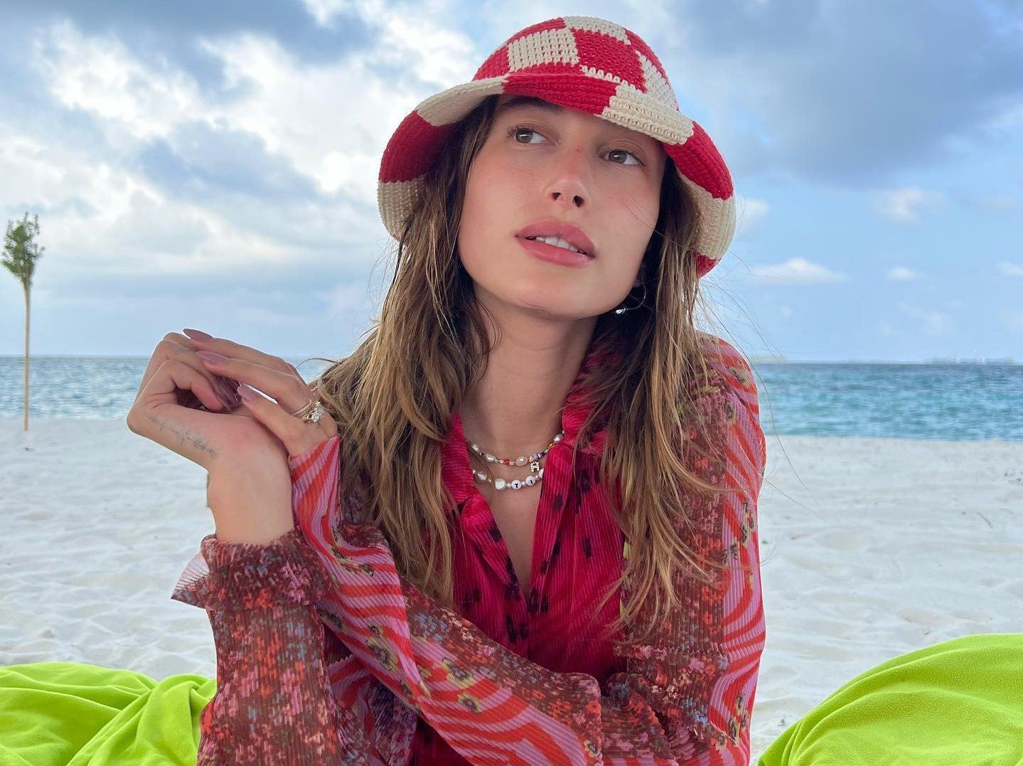 Hailey Bieber: Τι αποκαλύπτει για το εγκεφαλικό και τη επέμβαση καρδιάς που έκανε