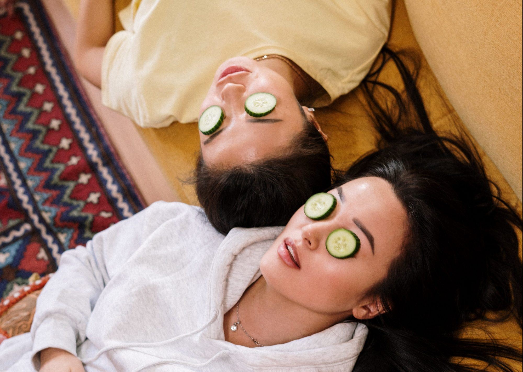 Cucumber Power: Πόσο αποτελεσματικές είναι τελικά οι φέτες αγγουριού στα μάτια;
