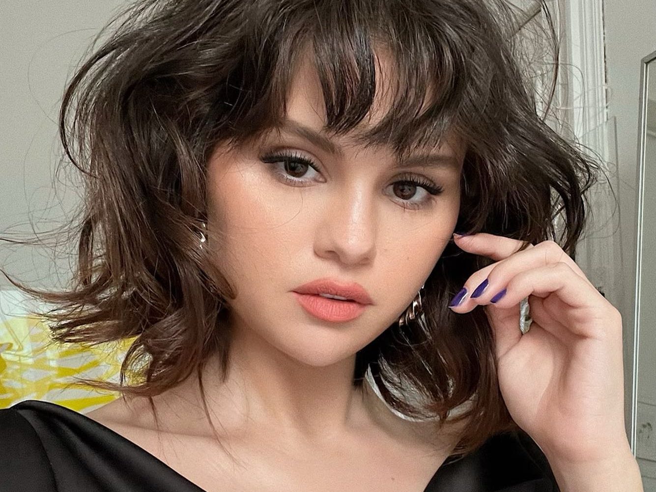 Selena Gomez: Η ασυνήθιστη τεχνική για τονίσει τις (κάτω) βλεφαρίδες της