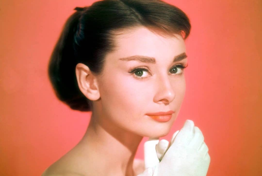 Θυμάσαι τα φρύδια της Audrey Herborn; Συγκαταλέγονται στις τάσεις που επιστρέφουν φέτος