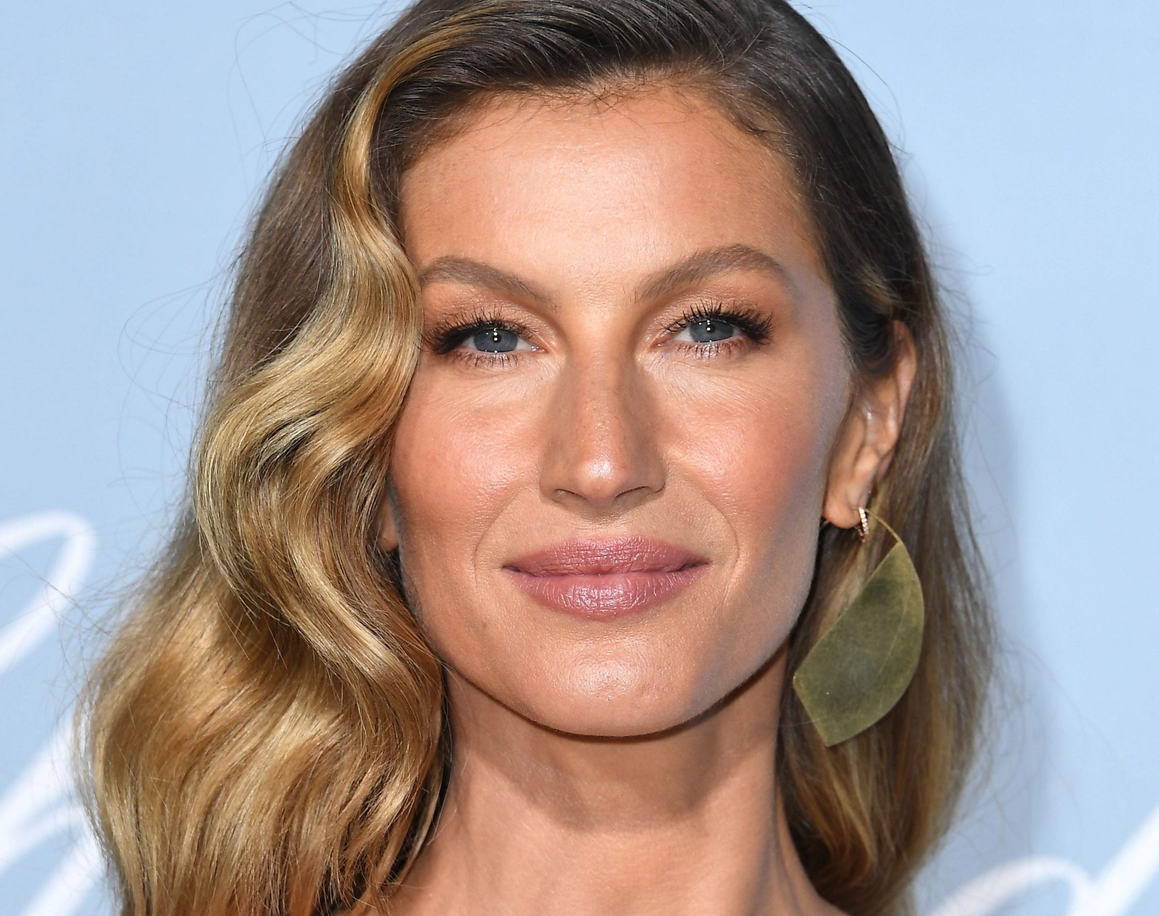 Gisele Bündchen: Μάθαμε (επιτέλους) το μυστικό της για λαμπερά ξανθά μαλλιά