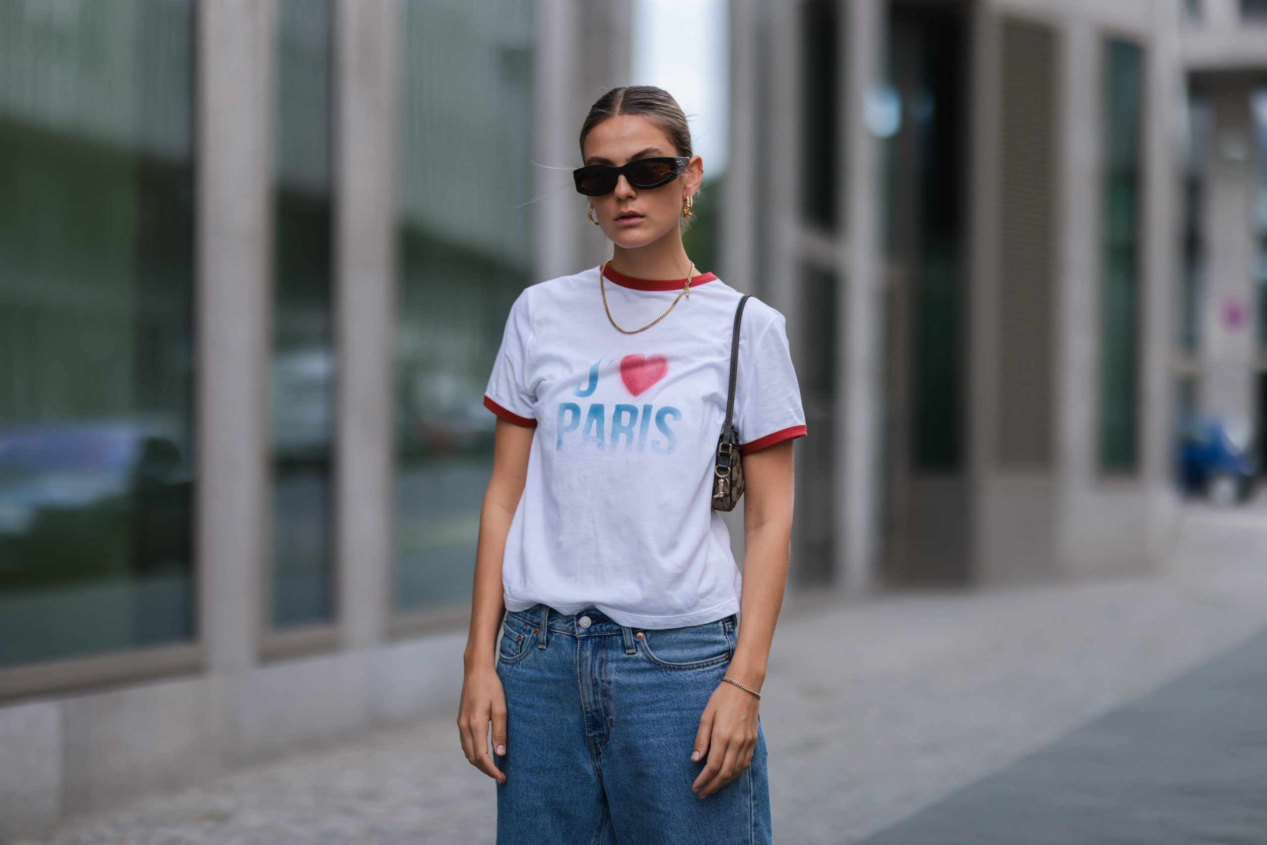 Πώς θα μετατρέψεις ένα παλιό T-shirt στο πιο sexy, stylish top; Το TikTok ξέρει! #video