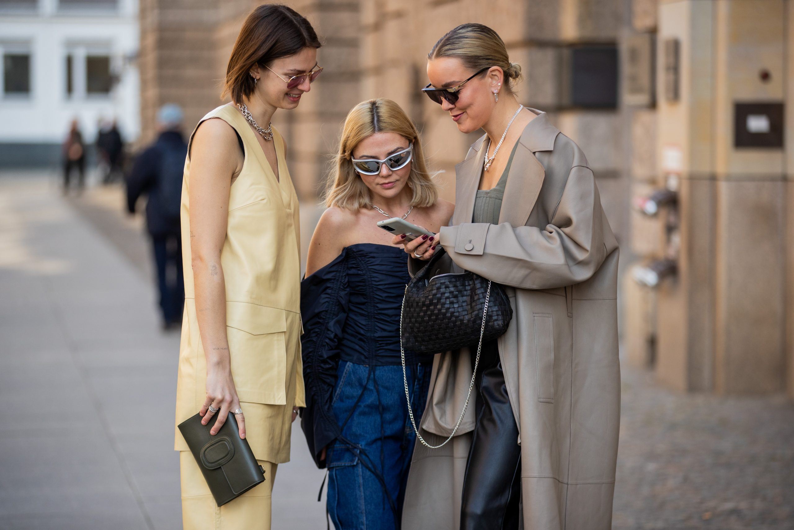 12+1 «θα γυρίσουν όλοι να σε κοιτάξουν» looks για έναν αξέχαστο Μάιο